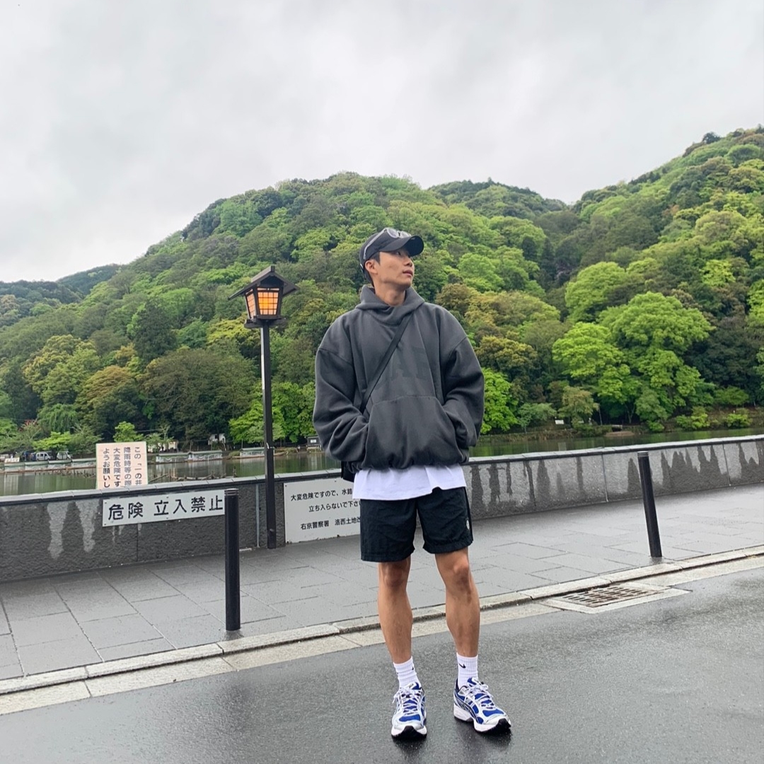 Asics Gel-Kayano 14 Monaco Blue Black, Yeezy Gap Engineered By Balenciaga Dove Hoodie Black 착용 스타일 - 2