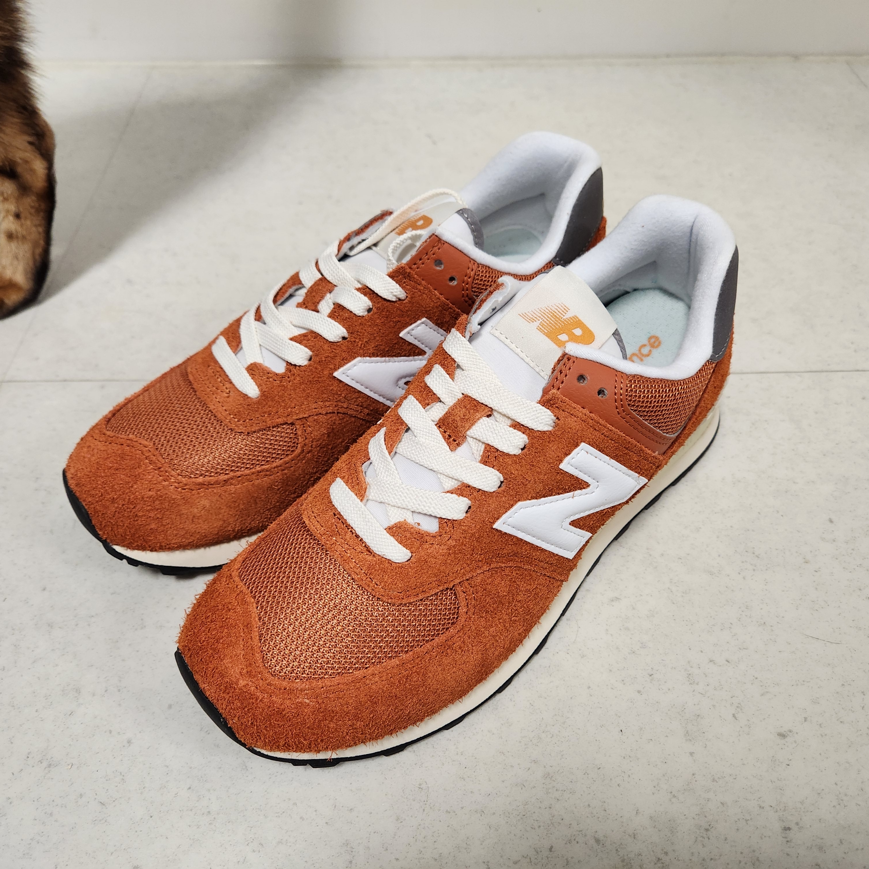 New Balance 574 Heritage Orange Burst White 착용 스타일 - 1