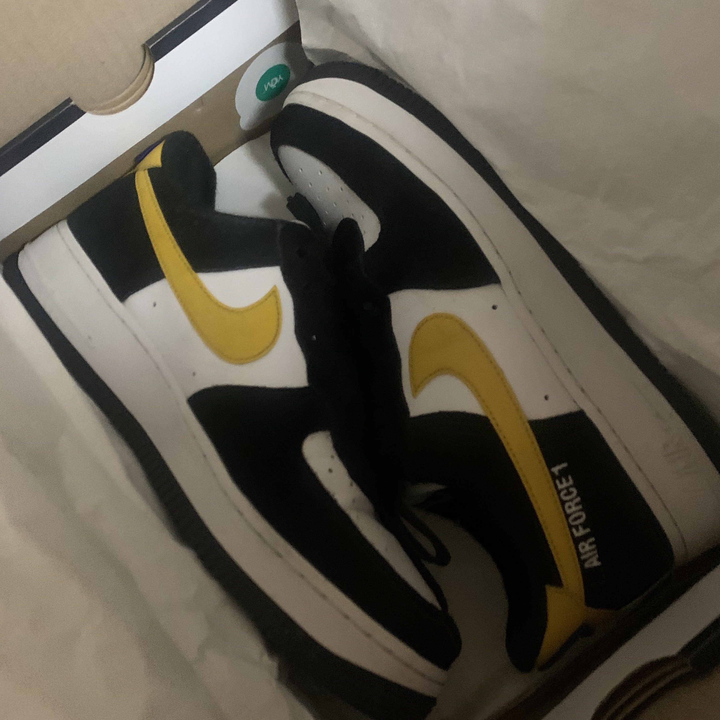 Nike Air Force 1 '07 LV8 Athletic Club Black Dark Sulfur 착용 스타일