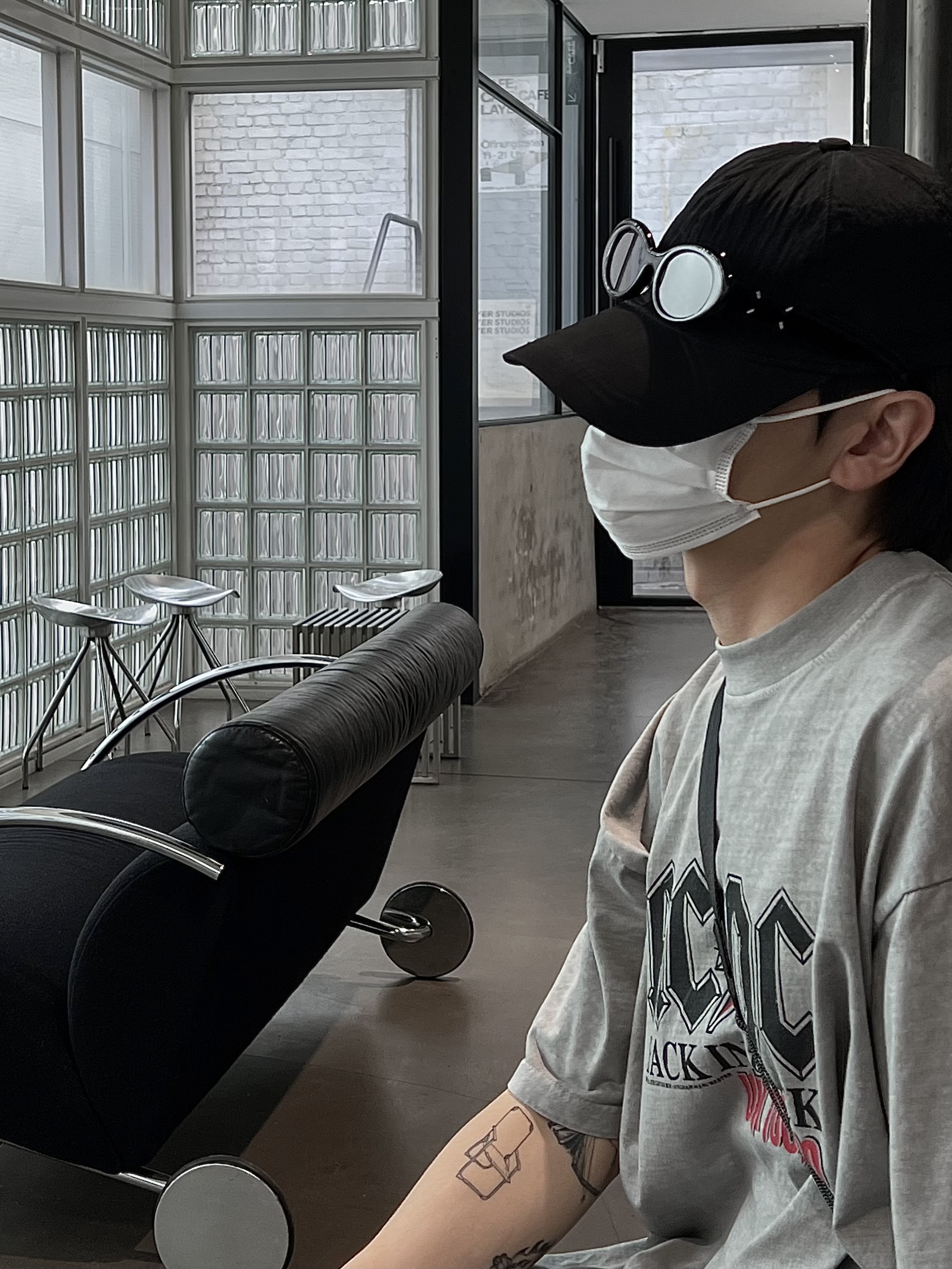 Gentle Monster x Maison Margiela MM005 Black Black, Apple AirPods Max Lightning Space Gray (Korean Ver.) 착용 스타일 - 2