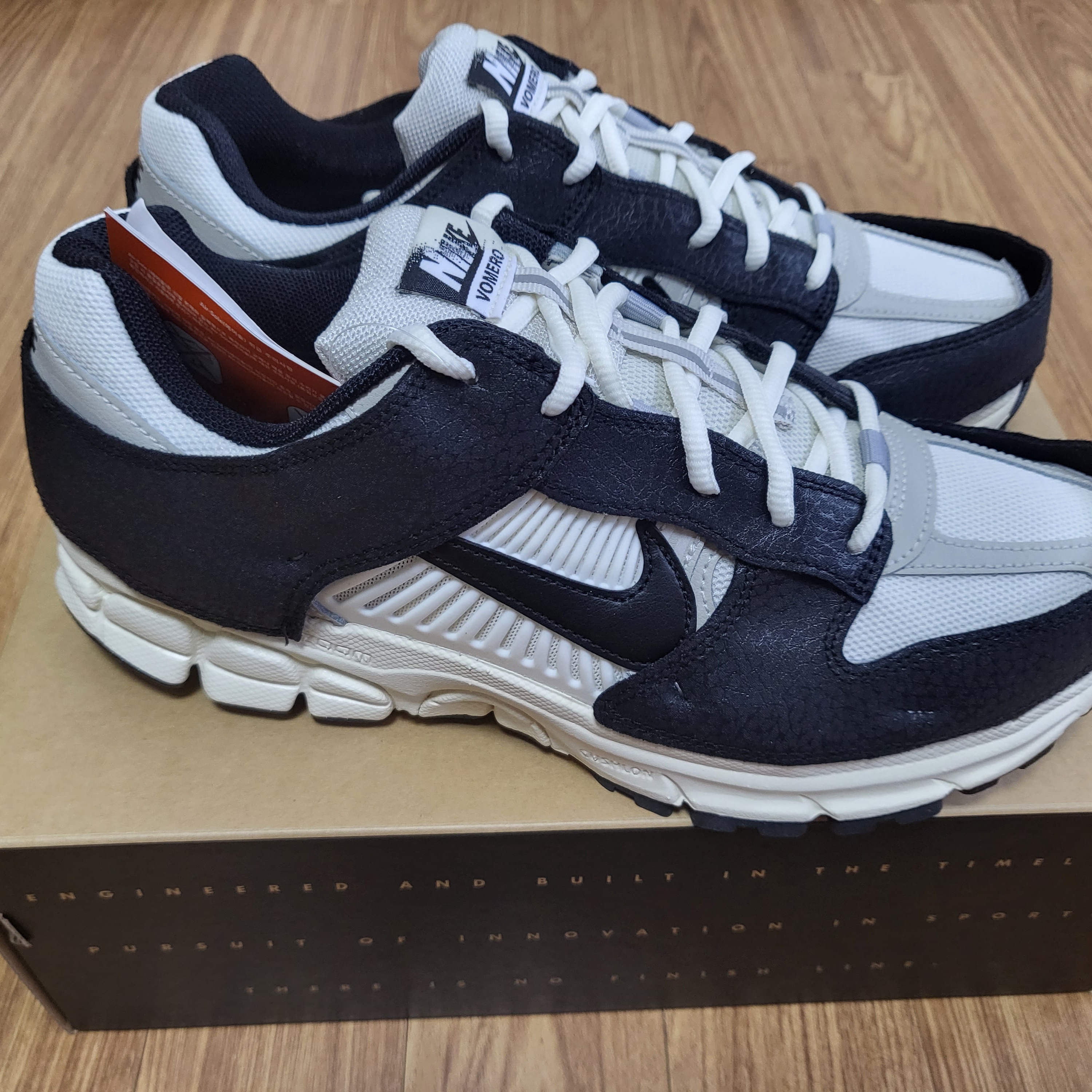 (W) Nike Zoom Vomero 5 Wolf Grey and Black 착용 스타일