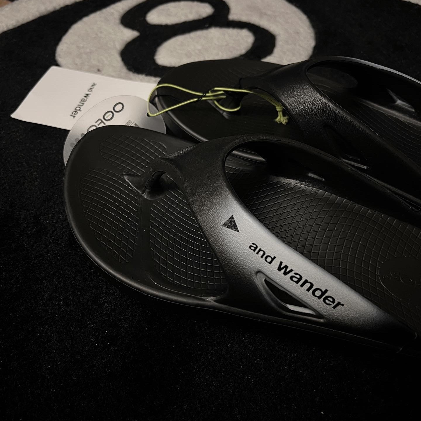 Oofos x And Wander OOriginal Recovery Black White 착용 스타일 - 1