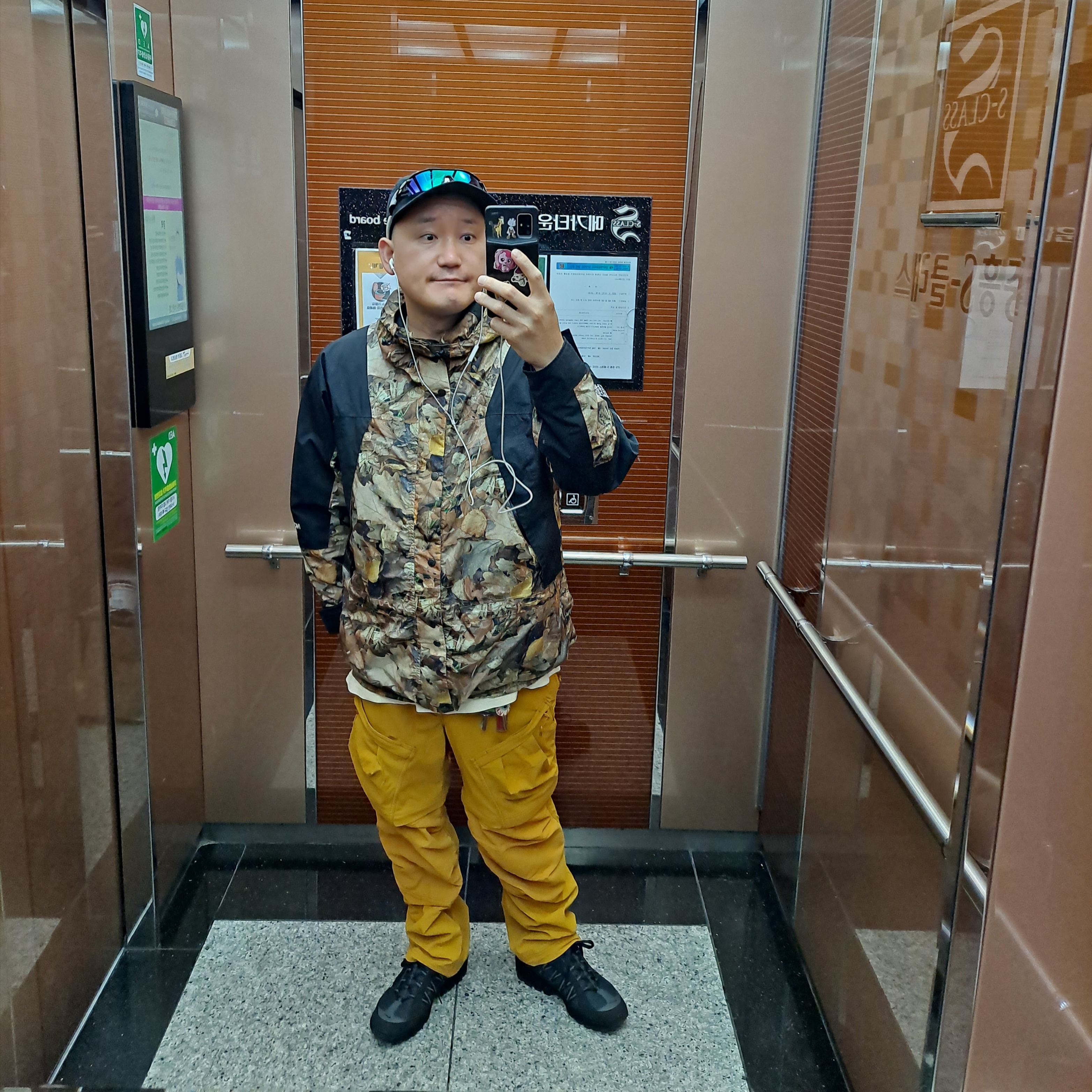 Supreme x The North Face Mountain Light Jacket Leaves - 16FW, Nike ACG Smith Summit Cargo Pants Olive Grey - US/EU 착용 스타일 - 1