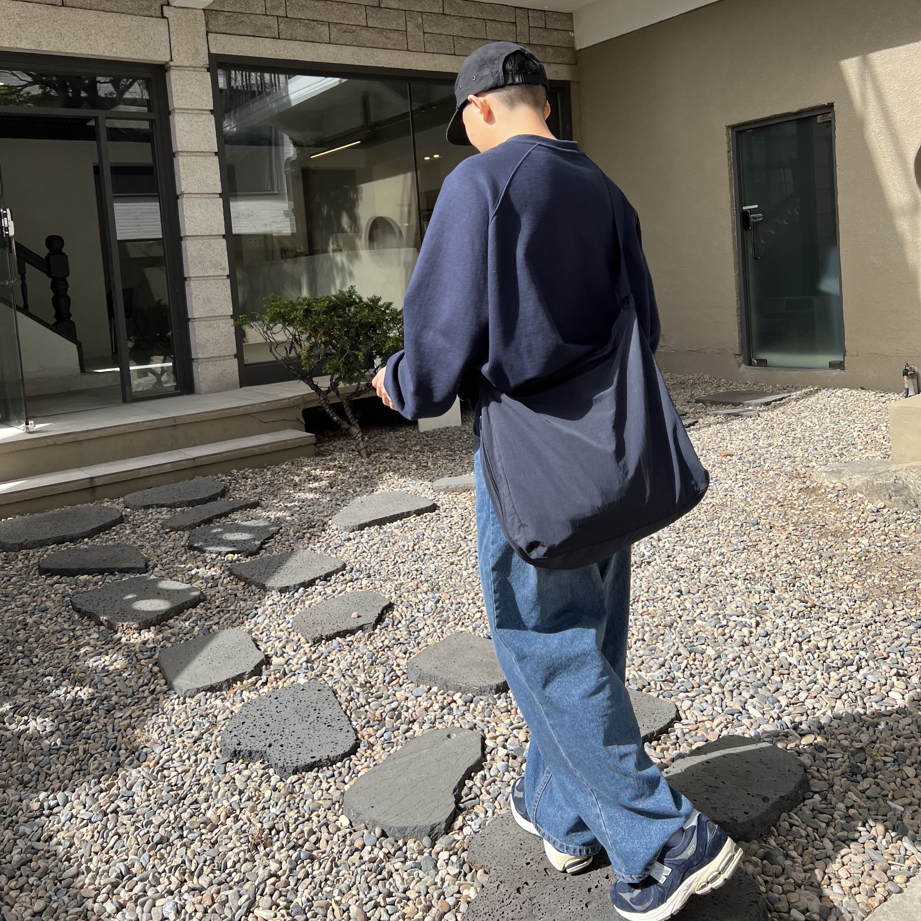 New Balance 2002R Eclipse Castlerock, COS Nylon Crescent Messenger Bag Navy 착용 스타일