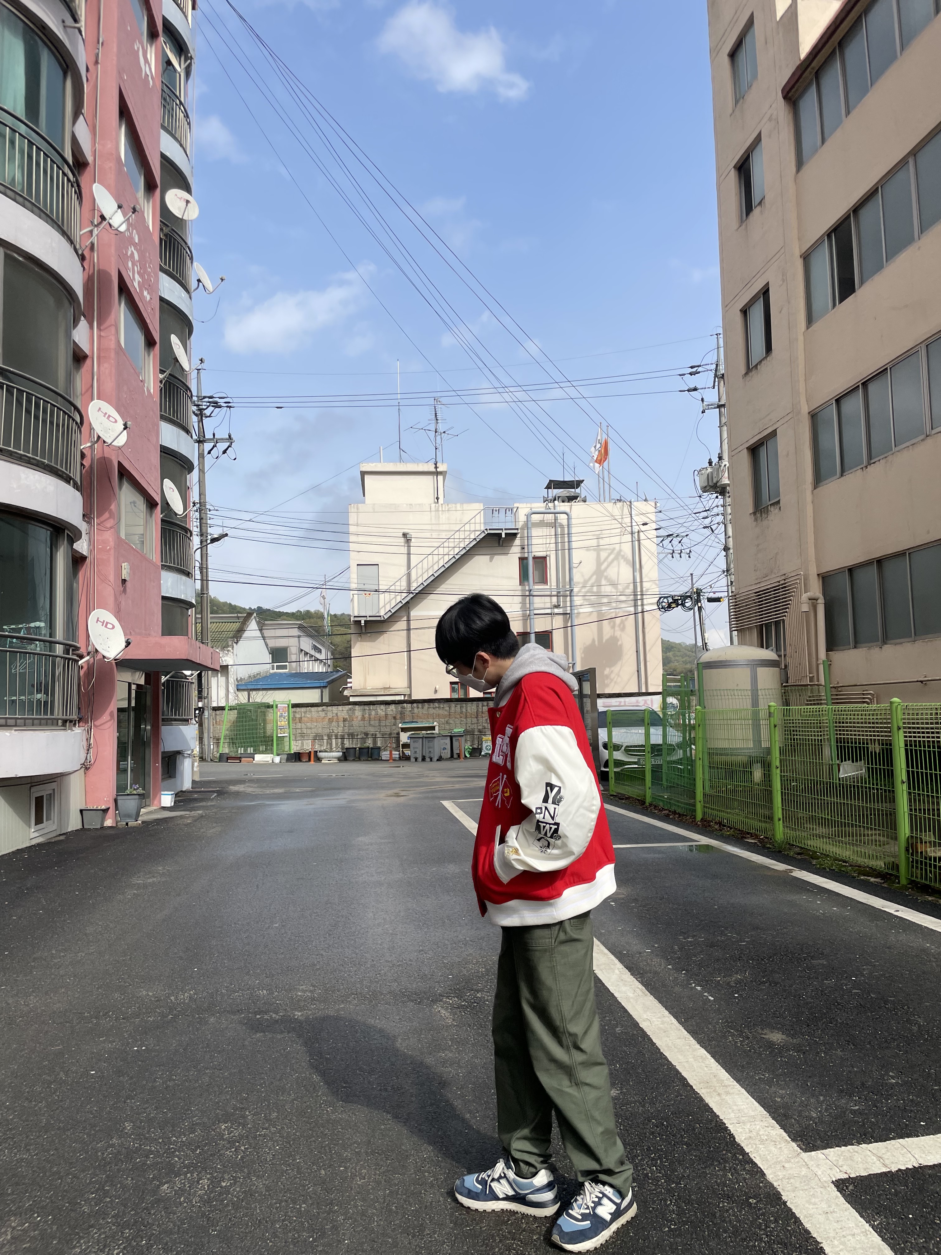 Converse x Liverpool FC Woven Varsity Jacket Tomato 착용 스타일 - 2