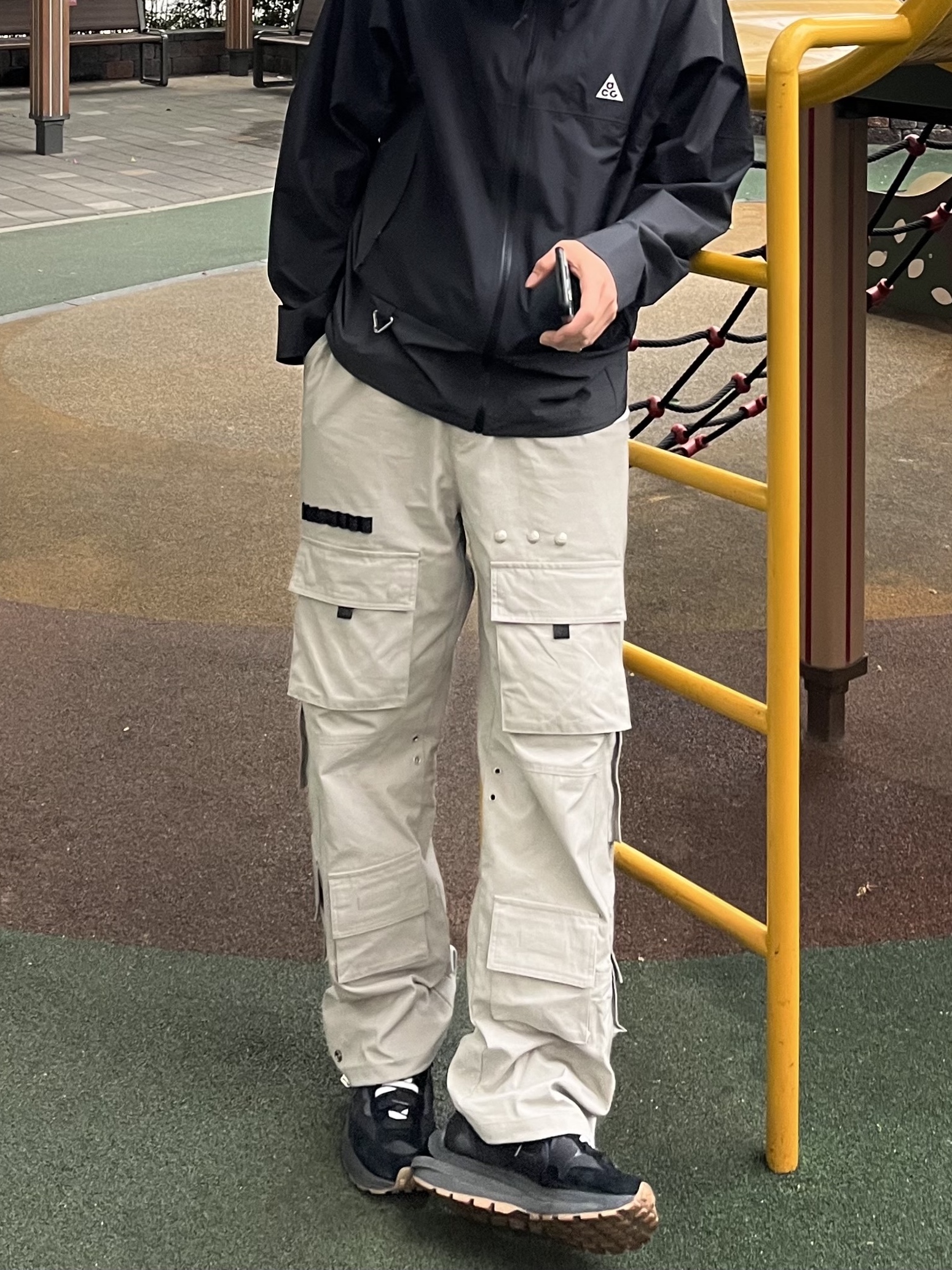 Nike ACG Storm-Fit ADV Cascade Rains Full Zip Shell Jacket Off Noir - US/EU, Nike x Sacai VaporWaffle Black and Gum 착용 스타일 - 2