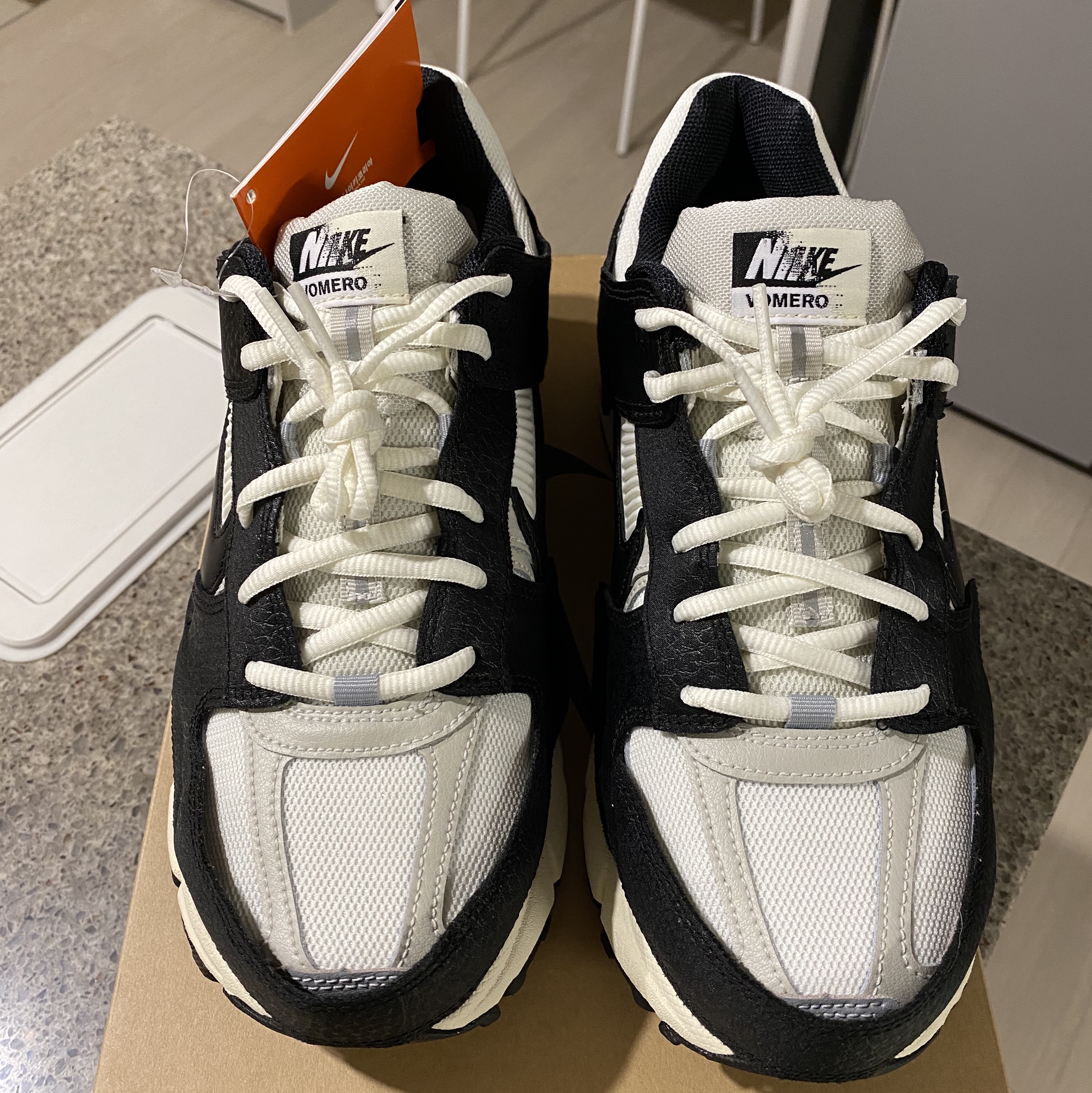 (W) Nike Zoom Vomero 5 Wolf Grey and Black 착용 스타일 - 2