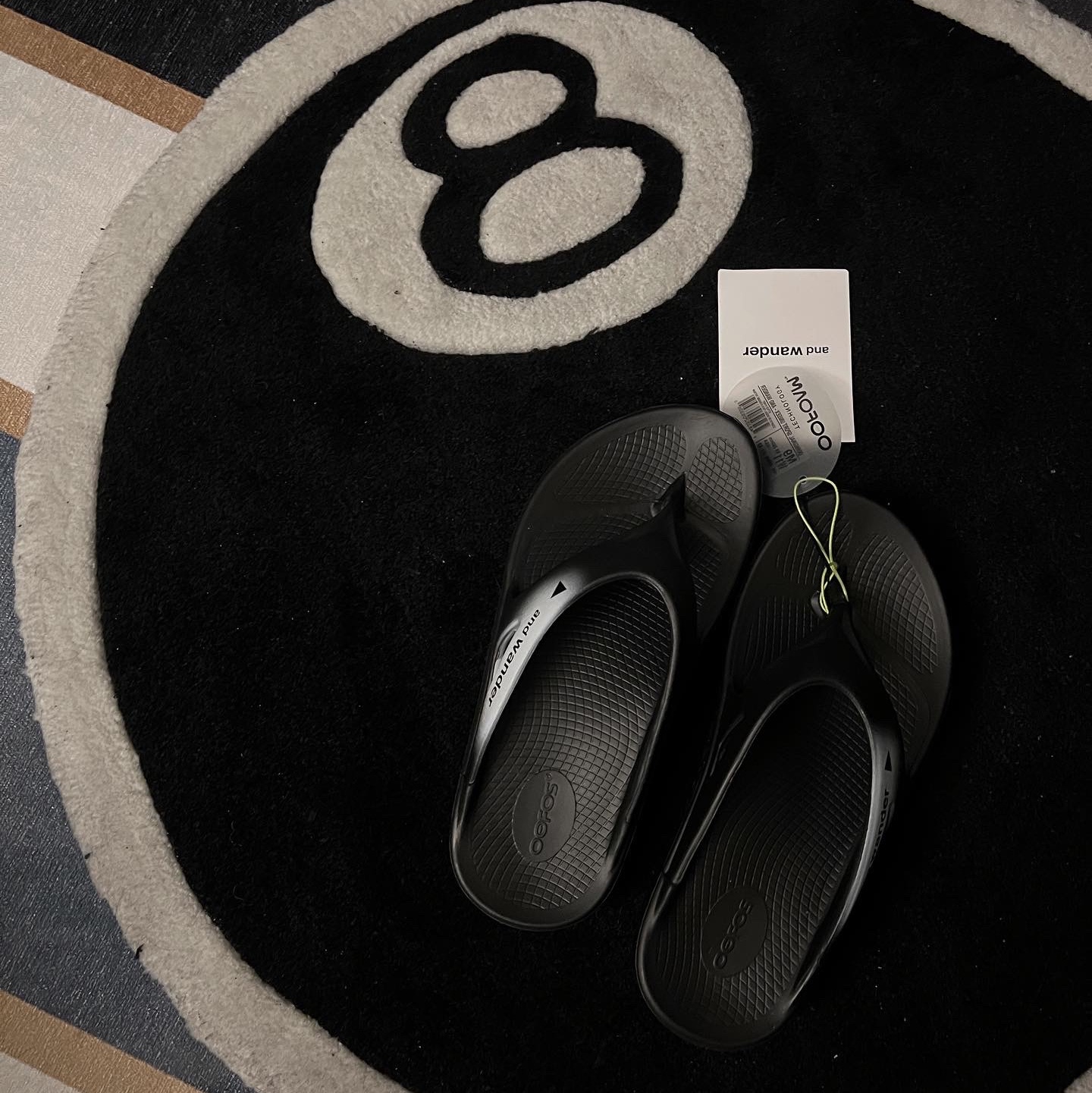 Oofos x And Wander OOriginal Recovery Black White 착용 스타일 - 2