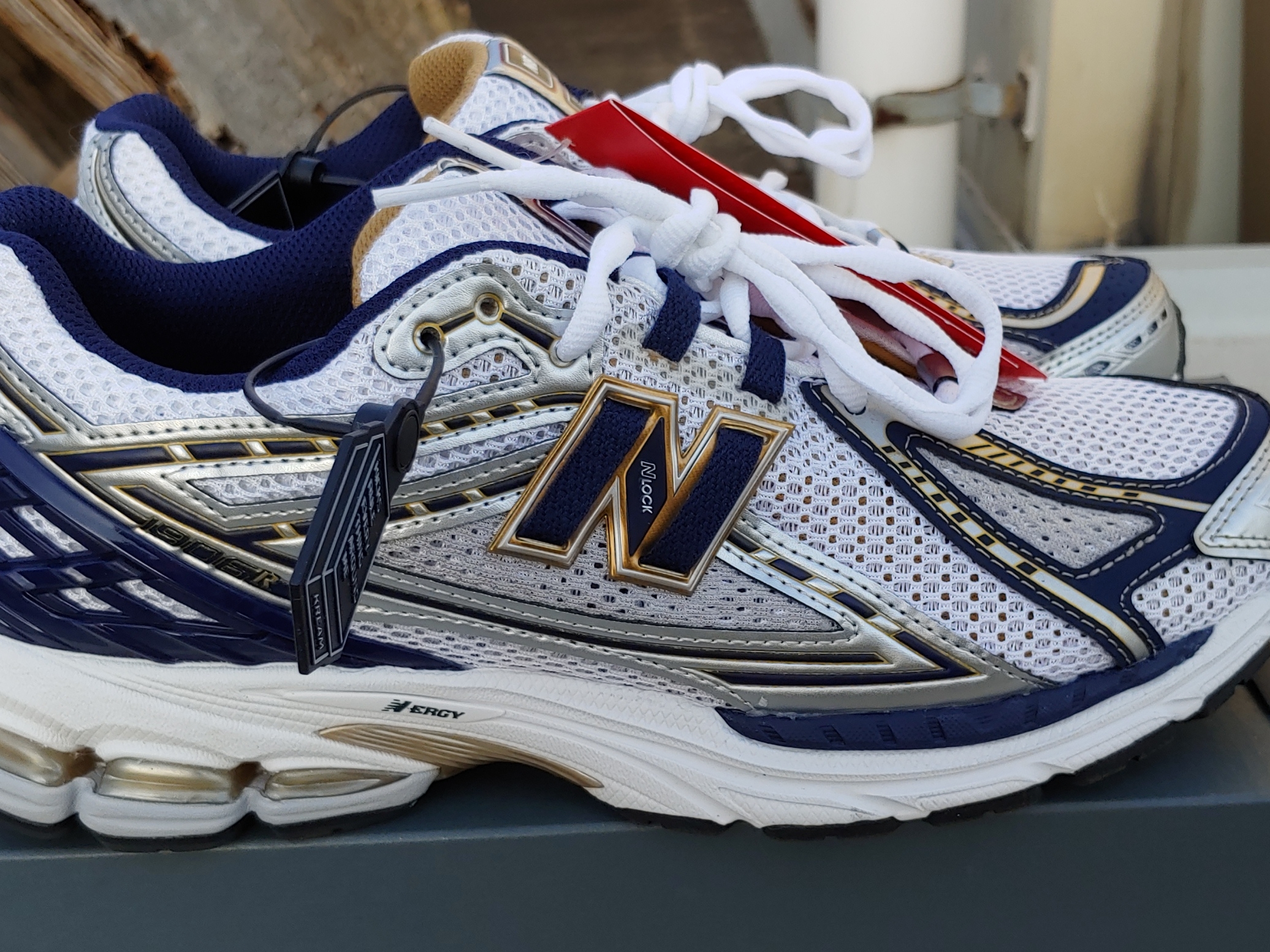 New Balance 1906R White Navy Gold 착용 스타일 - 2