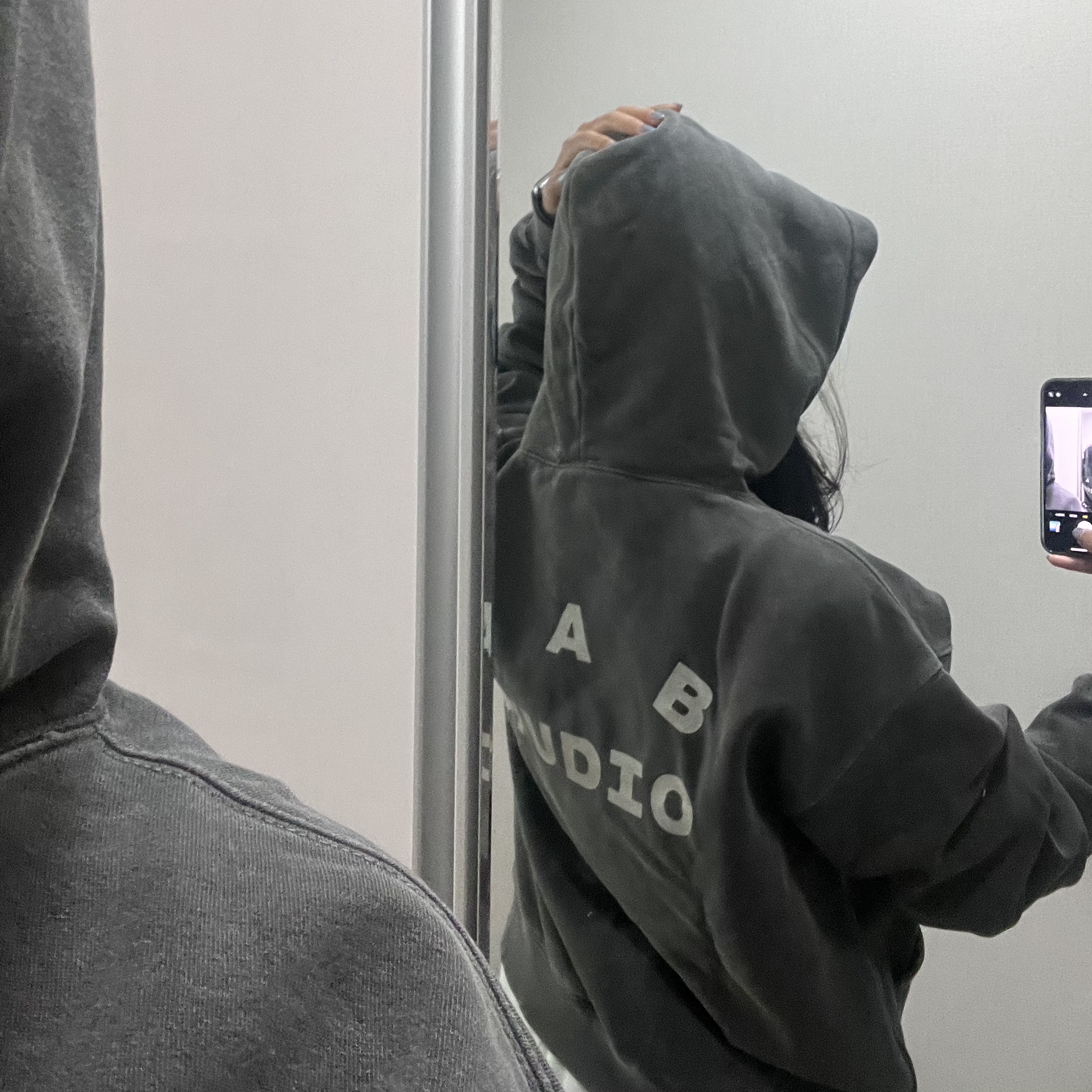 IAB Studio Pigment Hoodie & Sack Black 착용 스타일