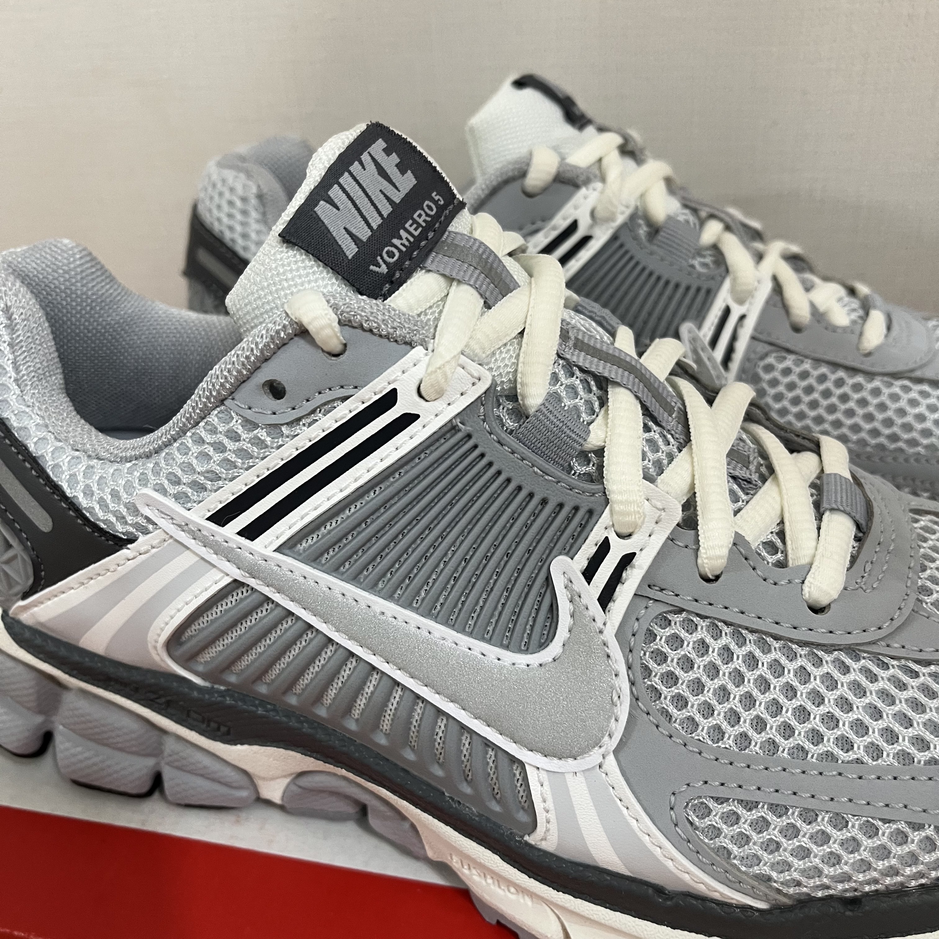 (W) Nike Zoom Vomero 5 Pure Platinum Metallic Silver 착용 스타일 - 2