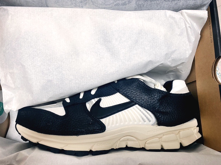(W) Nike Zoom Vomero 5 Wolf Grey and Black 착용 스타일 - 2