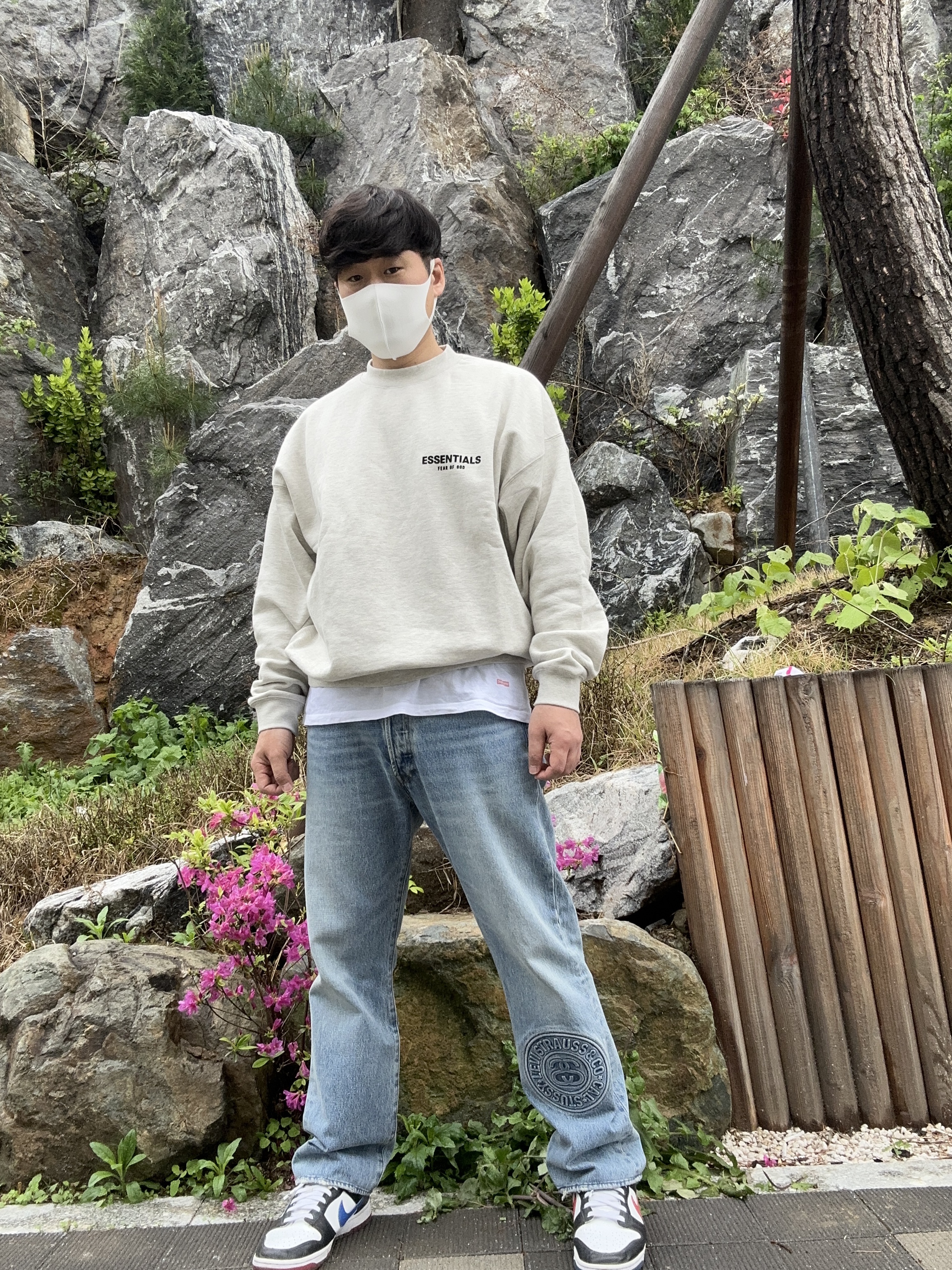 Stussy x Levi's Embossed 501 Jean Indigo, Essentials The Core Collection Crewneck Sweatshirt Light Oatmeal 착용 스타일 - 1