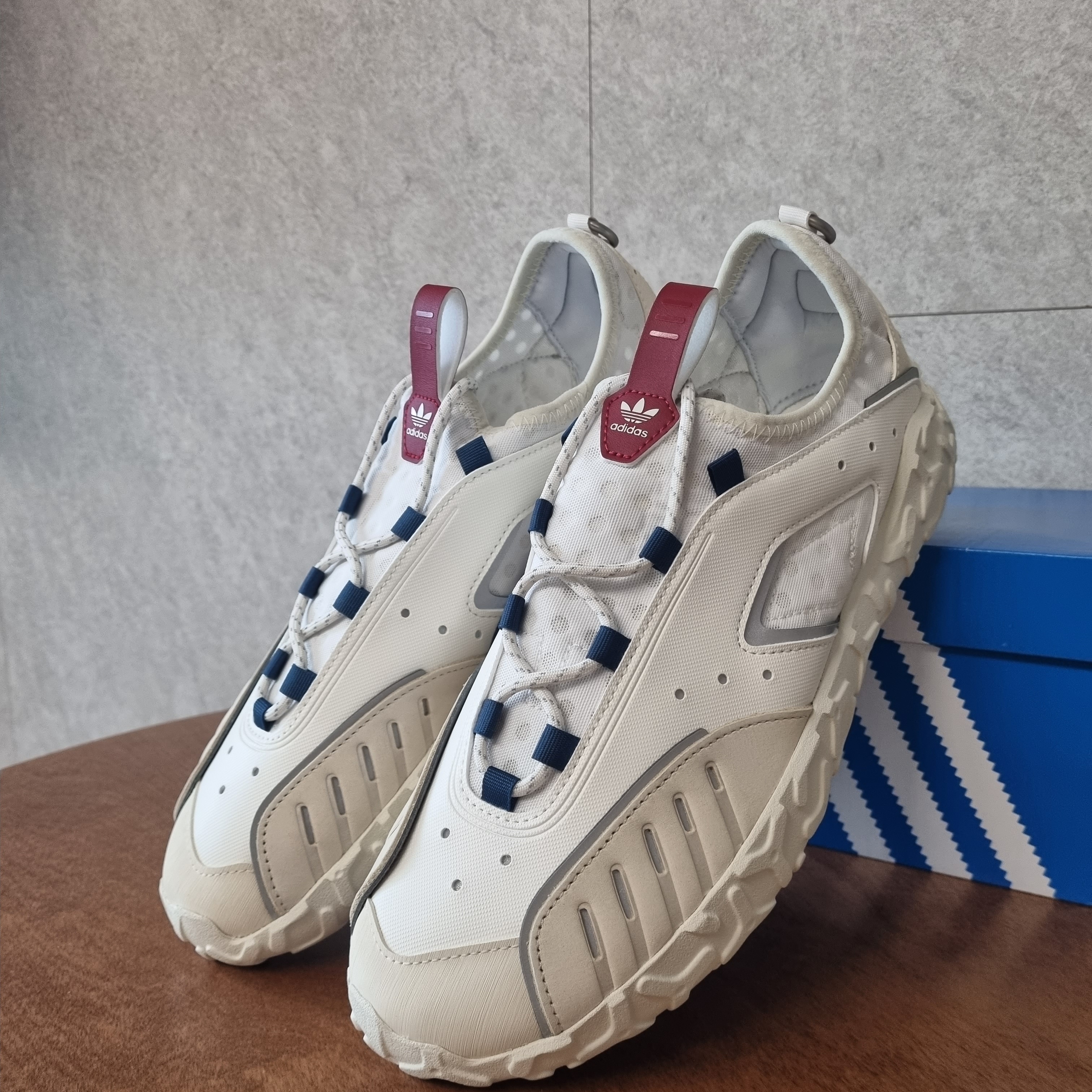 Adidas Atric23 White Tint 착용 스타일 - 2