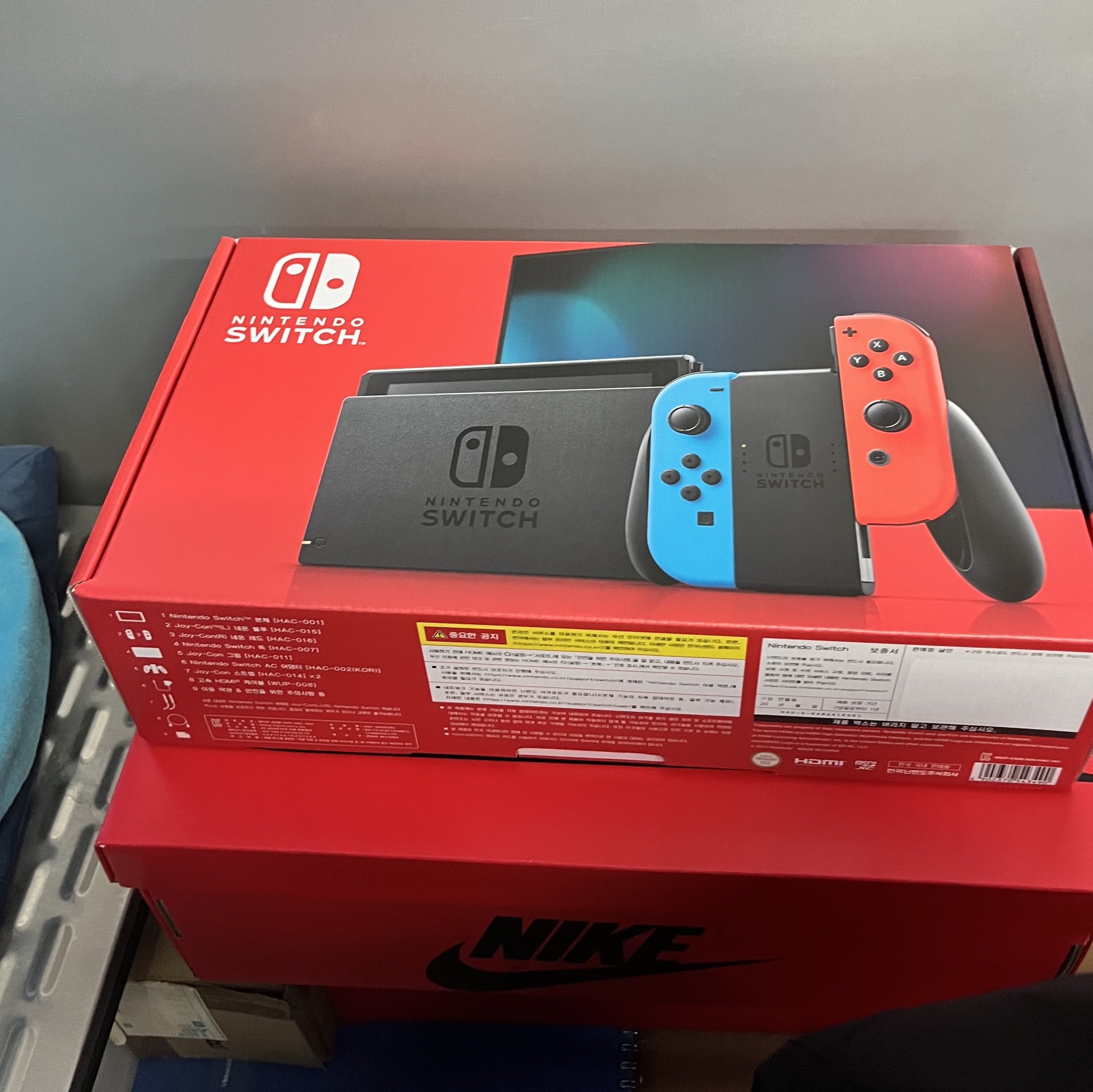 Nintendo Switch OLED Neon Blue Neon Red (Korean Ver.) 착용 스타일