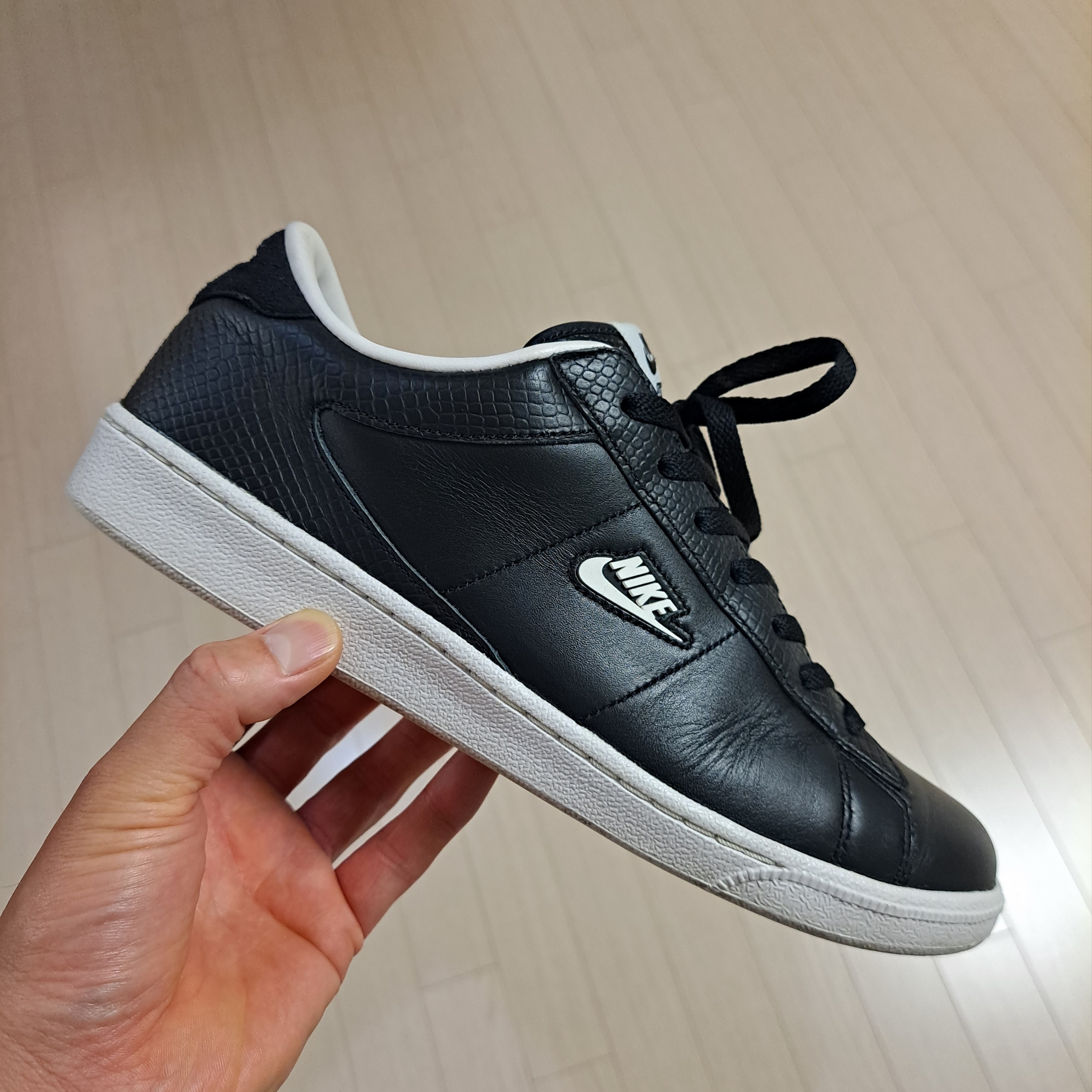 Nike x Supreme SB Tennis Classic Volt 착용 스타일 - 1