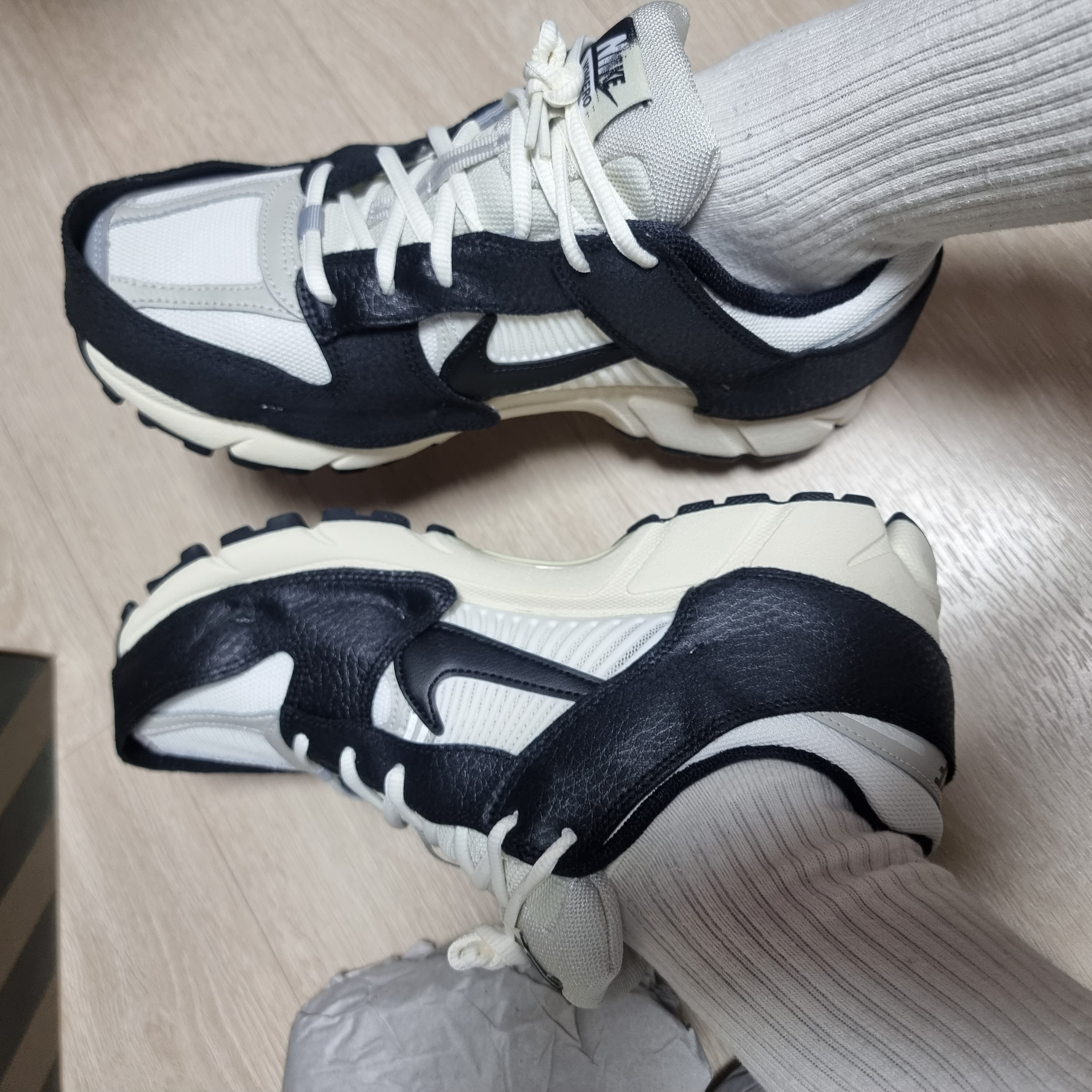 (W) Nike Zoom Vomero 5 Wolf Grey and Black 착용 스타일 - 2
