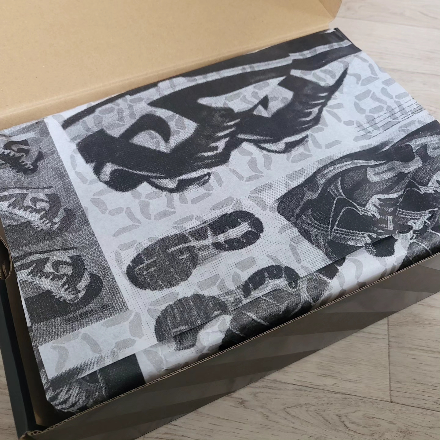 (W) Nike Zoom Vomero 5 Wolf Grey and Black 착용 스타일 - 2