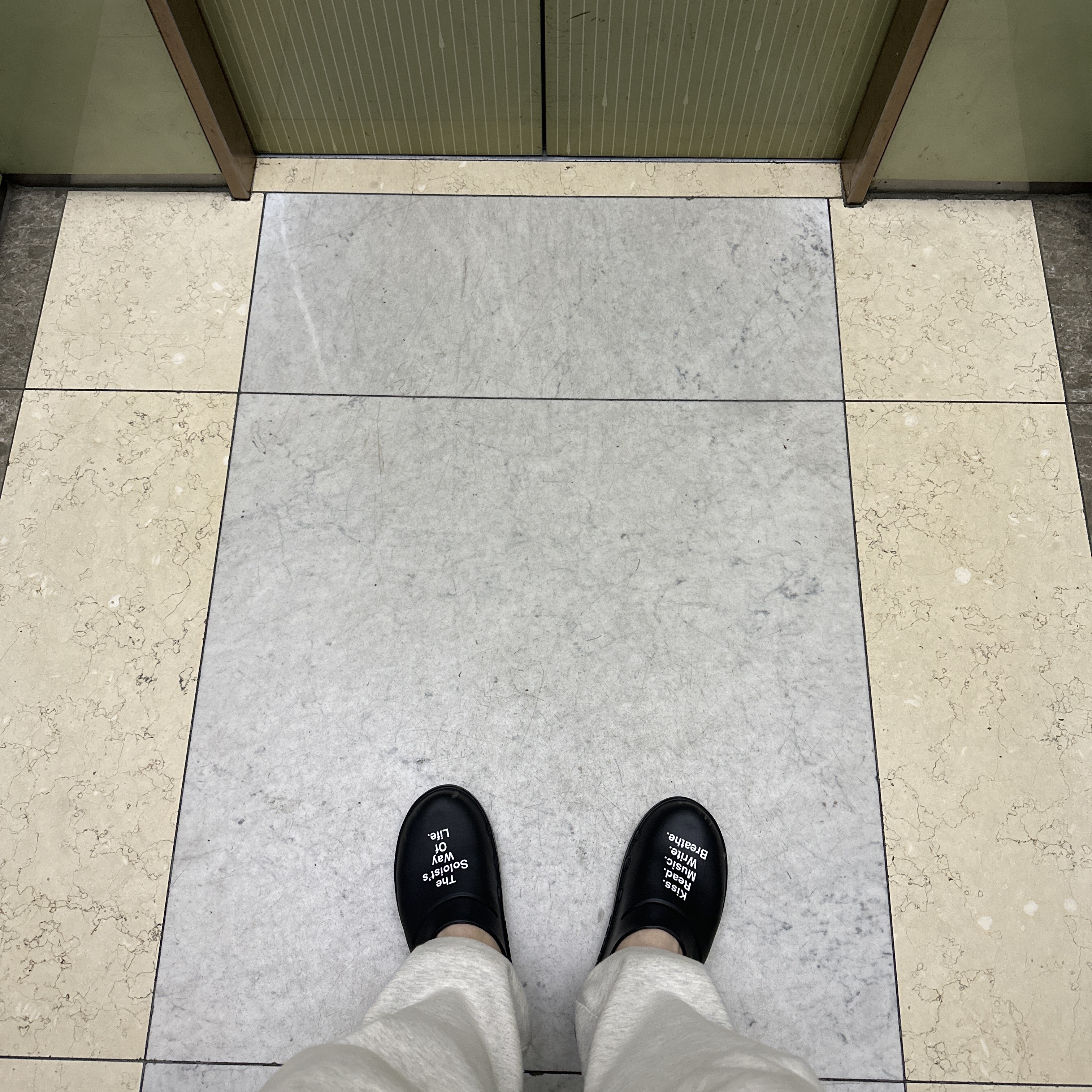 Oofos x Takahiromiyashita The Soloist The Soloist's Way Of Life Clog Black White 착용 스타일