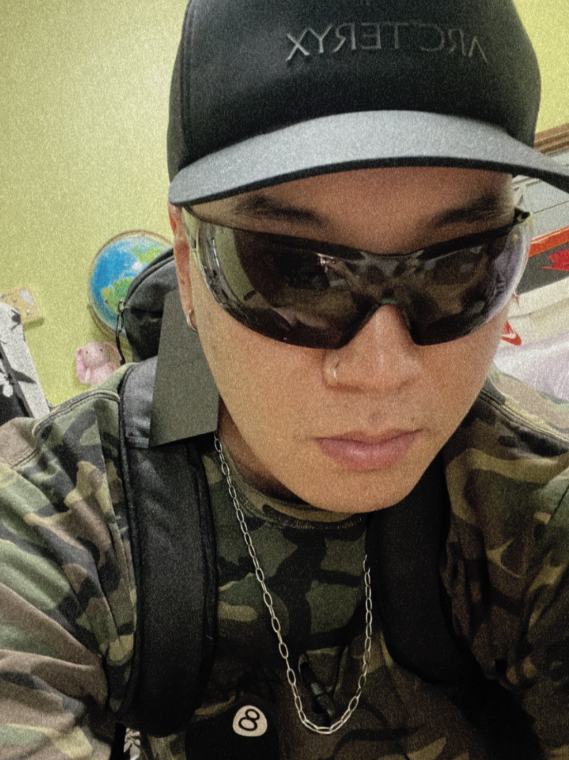 Arc'teryx Mantis 20 Backpack Black, Stussy 8 Ball T-Shirt Camo 착용 스타일 - 2