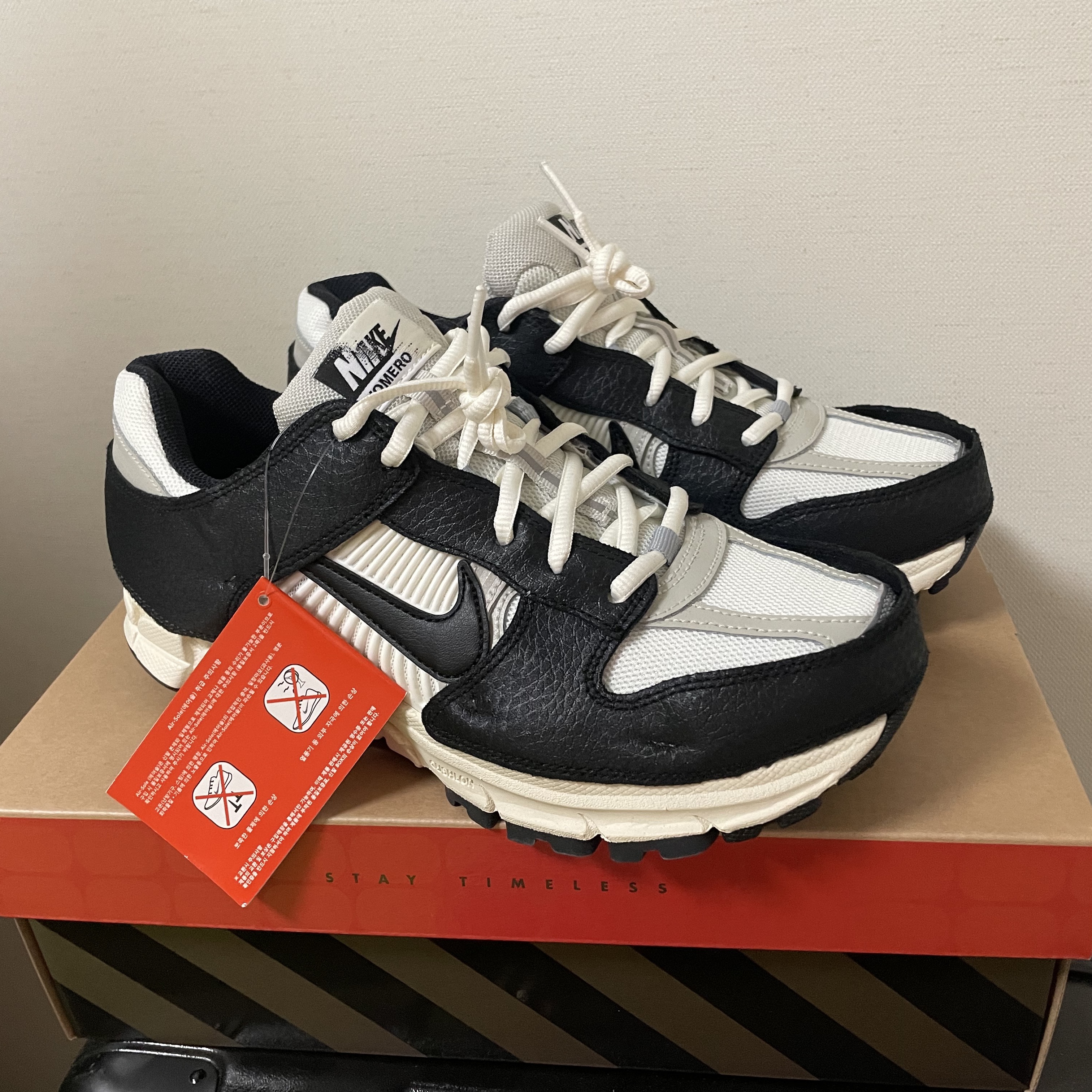 (W) Nike Zoom Vomero 5 Wolf Grey and Black 착용 스타일 - 1