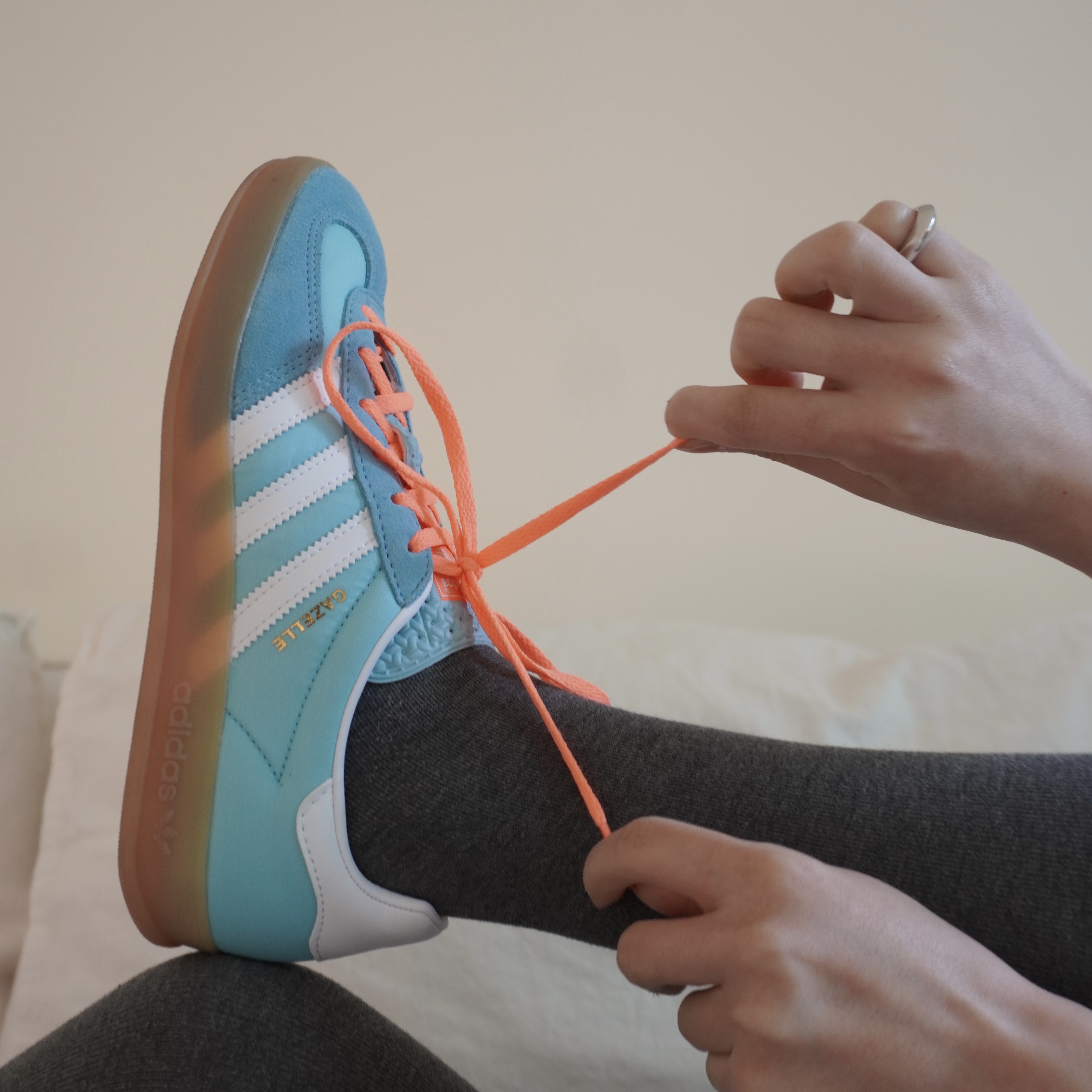 Adidas Gazelle Indoor Preloved Blue White 착용 스타일 - 4