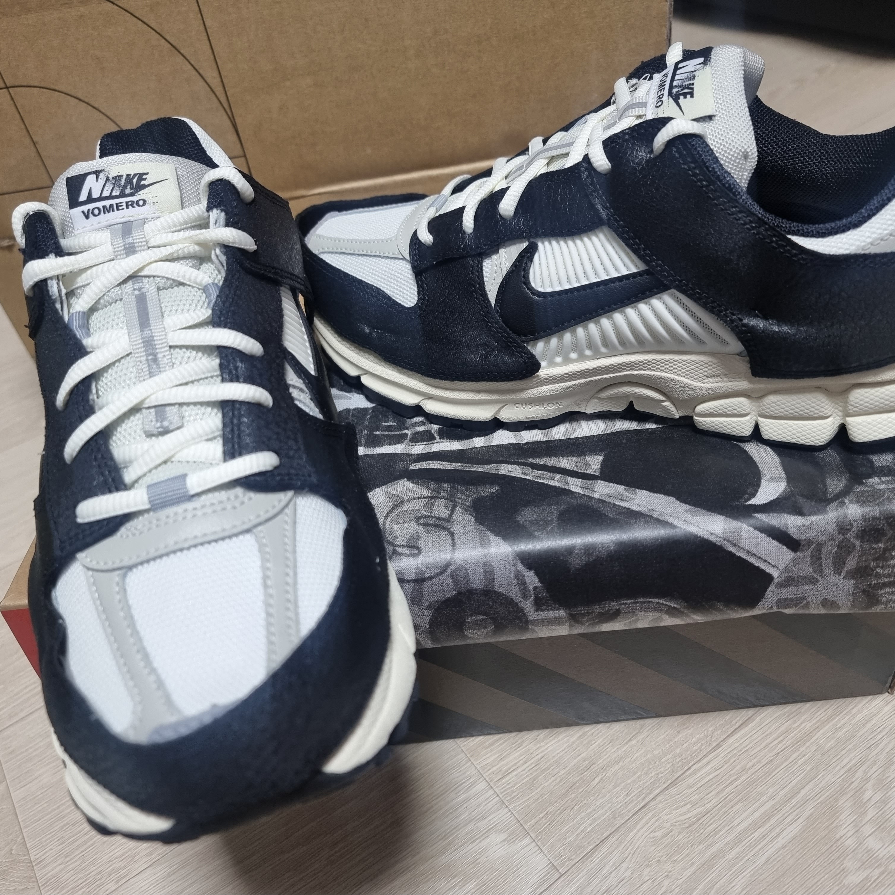 (W) Nike Zoom Vomero 5 Wolf Grey and Black 착용 스타일 - 3