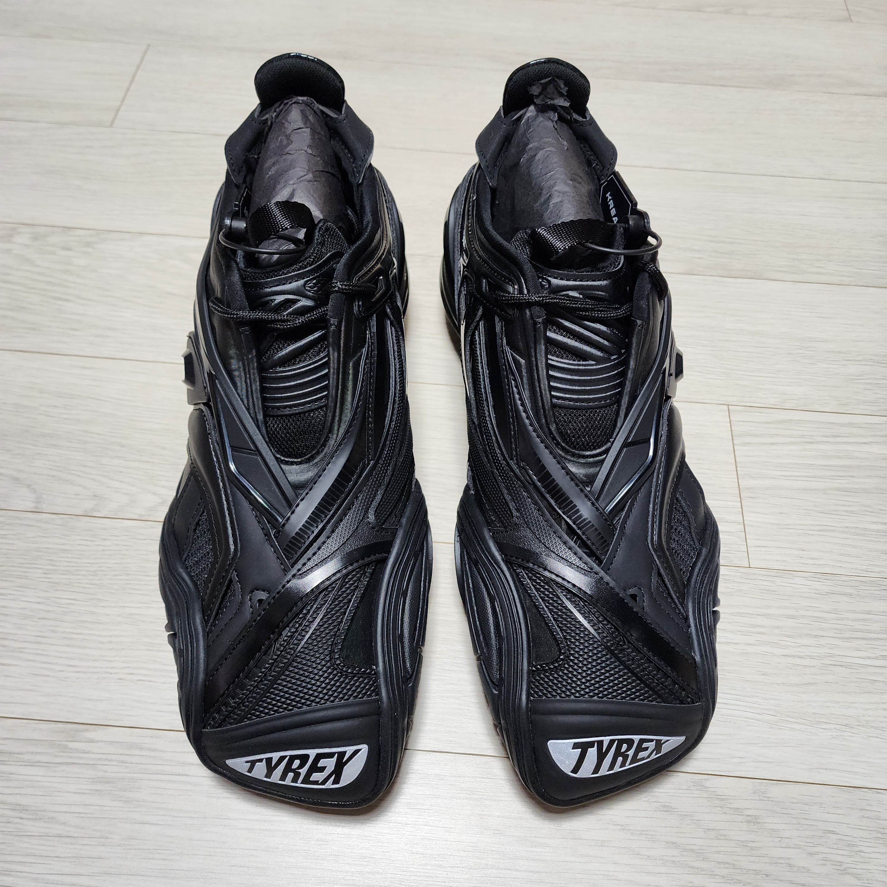 Balenciaga Tyrex Sneakers Black 착용 스타일 - 1