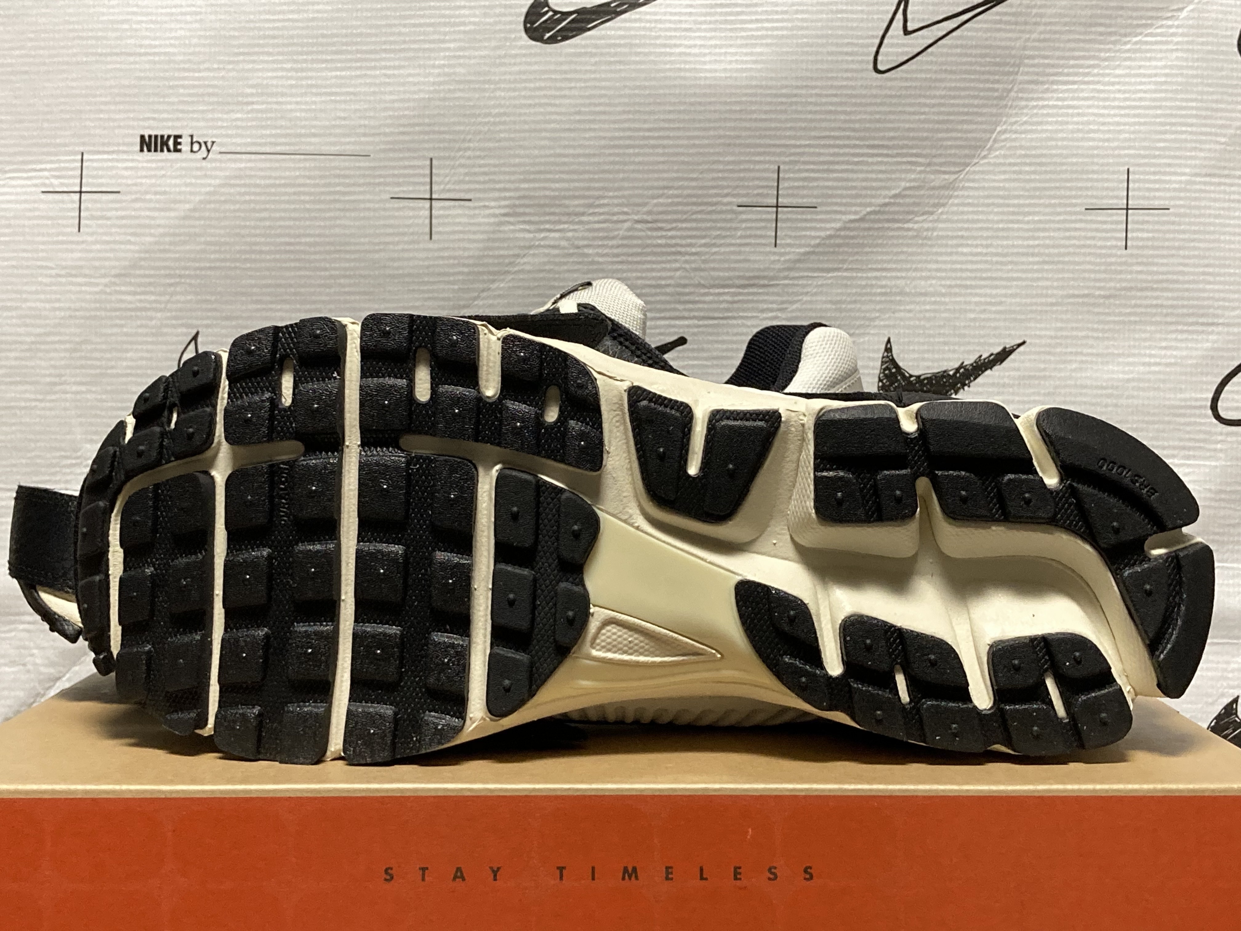 (W) Nike Zoom Vomero 5 Wolf Grey and Black 착용 스타일 - 1