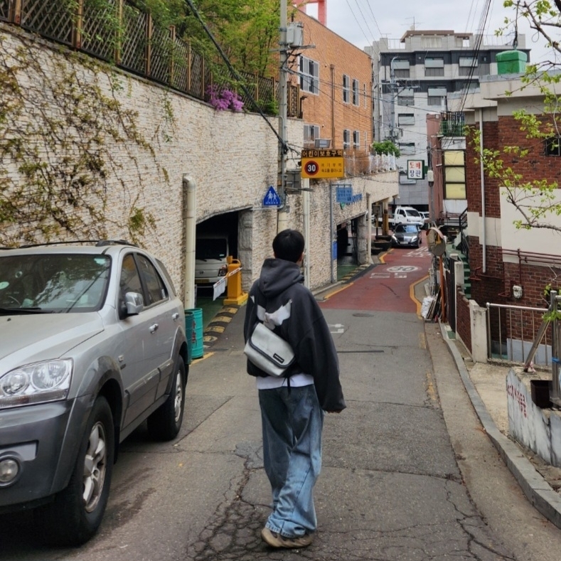 Yeezy Gap Engineered By Balenciaga Dove Hoodie Black, Adidas Yeezy Foam RNNR Stone Sage 착용 스타일