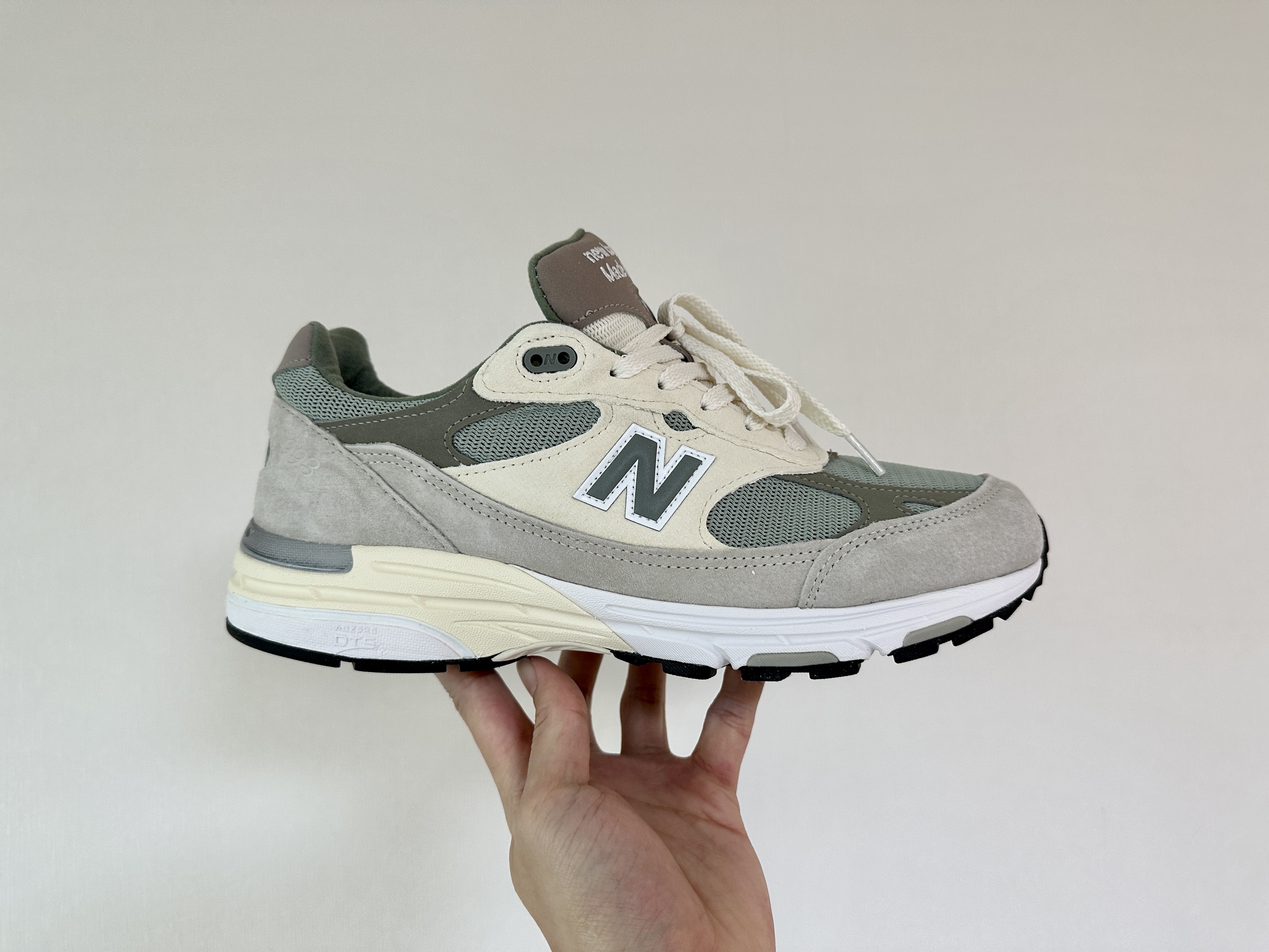 New Balance x Kith 993 Made in USA Peyote 착용 스타일 - 1