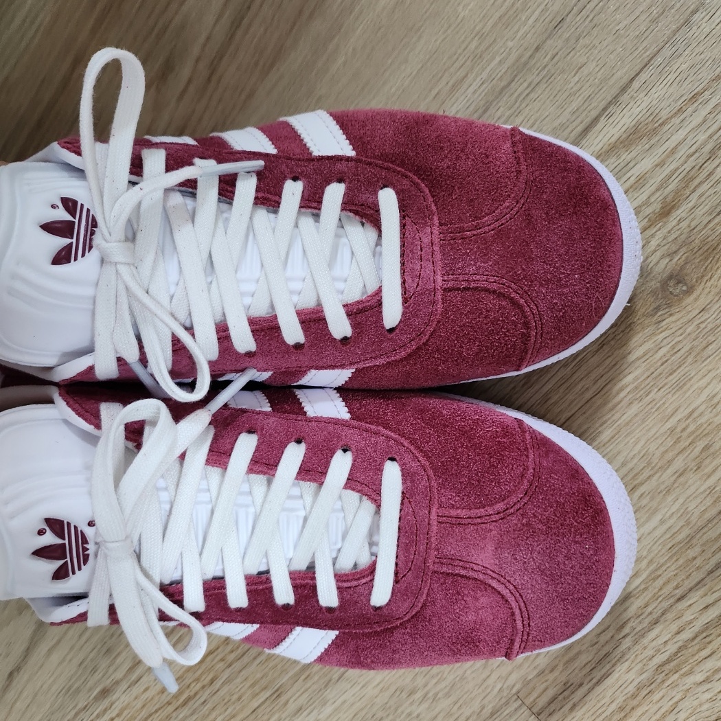 Adidas Gazelle Collegiate Burgundy 착용 스타일