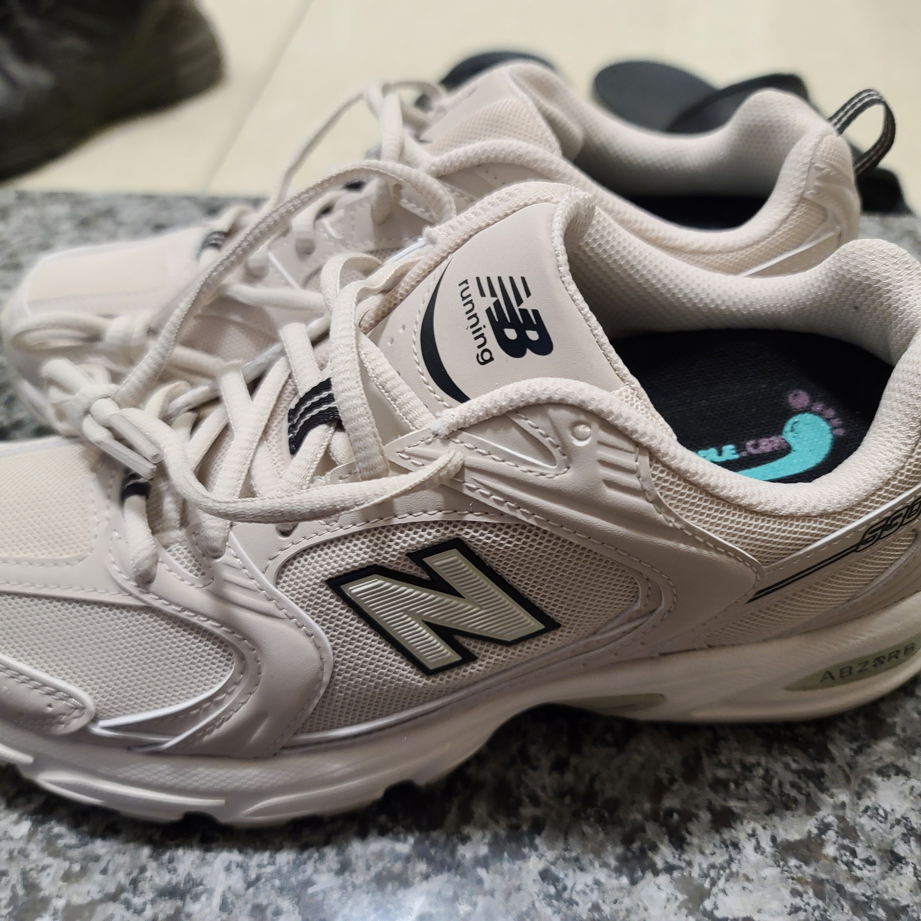 New Balance 530 Ivory 착용 스타일