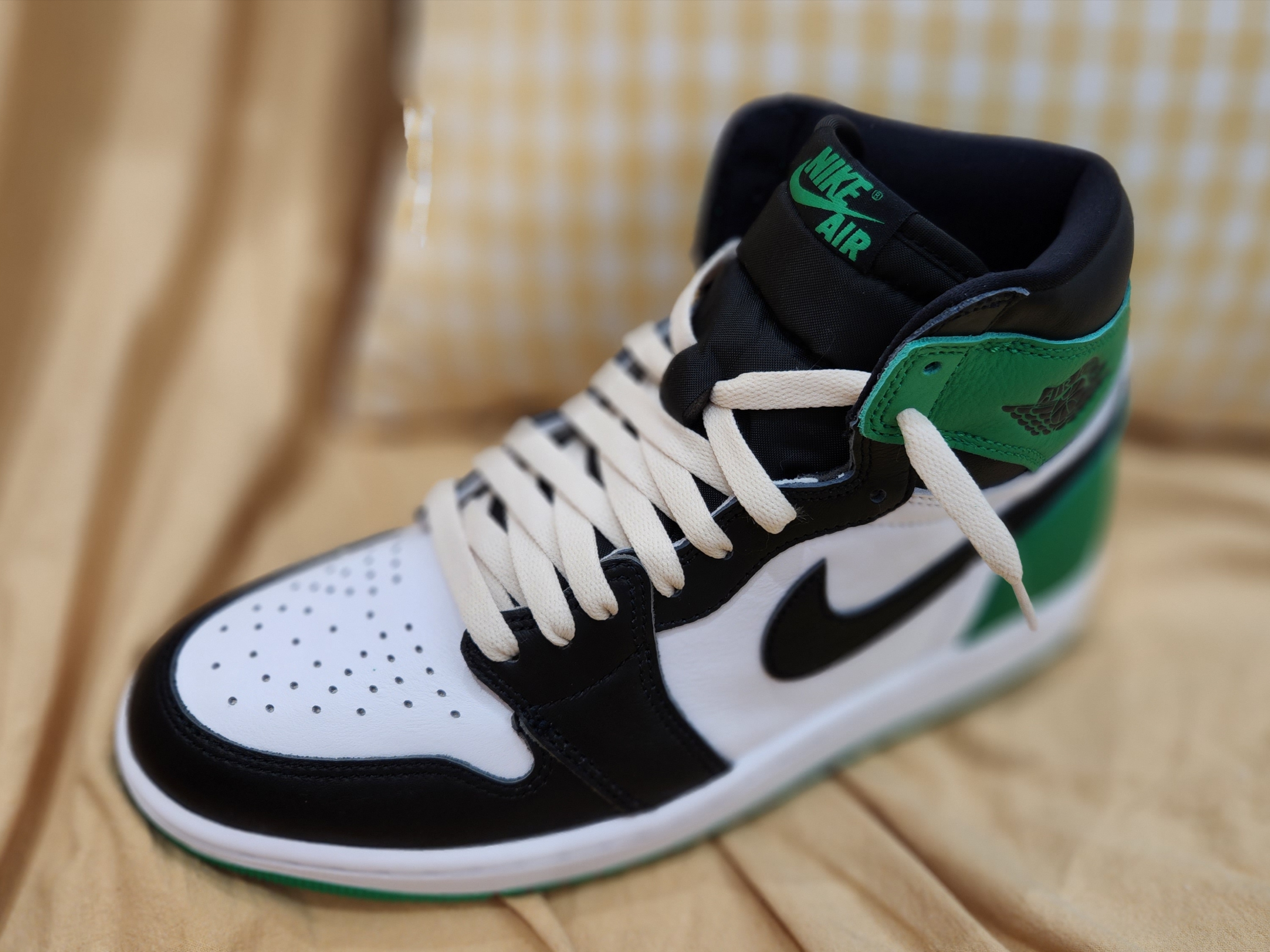 Jordan 1 Retro High OG Black and Lucky Green 착용 스타일