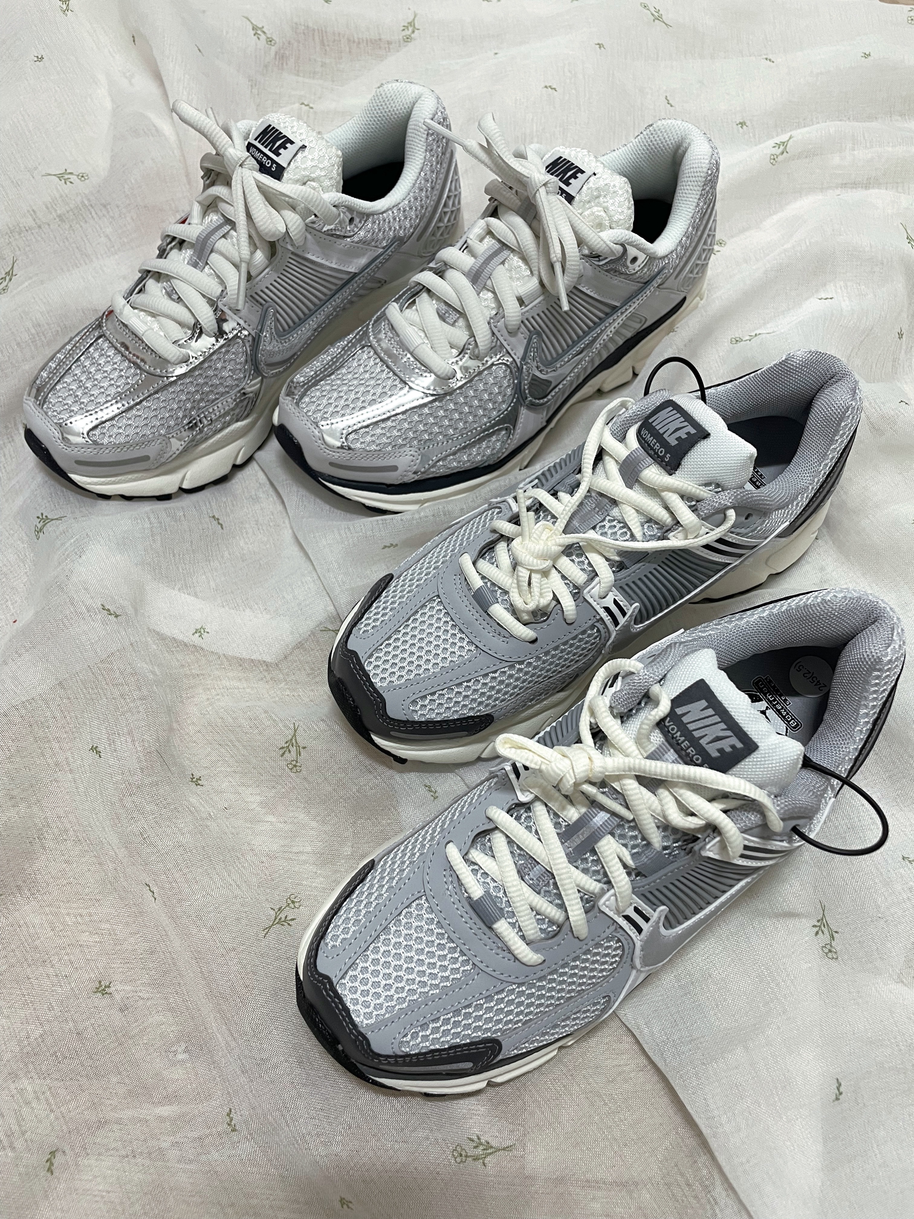 (W) Nike Zoom Vomero 5 Pure Platinum Metallic Silver, (W) Nike Zoom Vomero 5 Photon Dust and Metallic Silver 착용 스타일 - 3