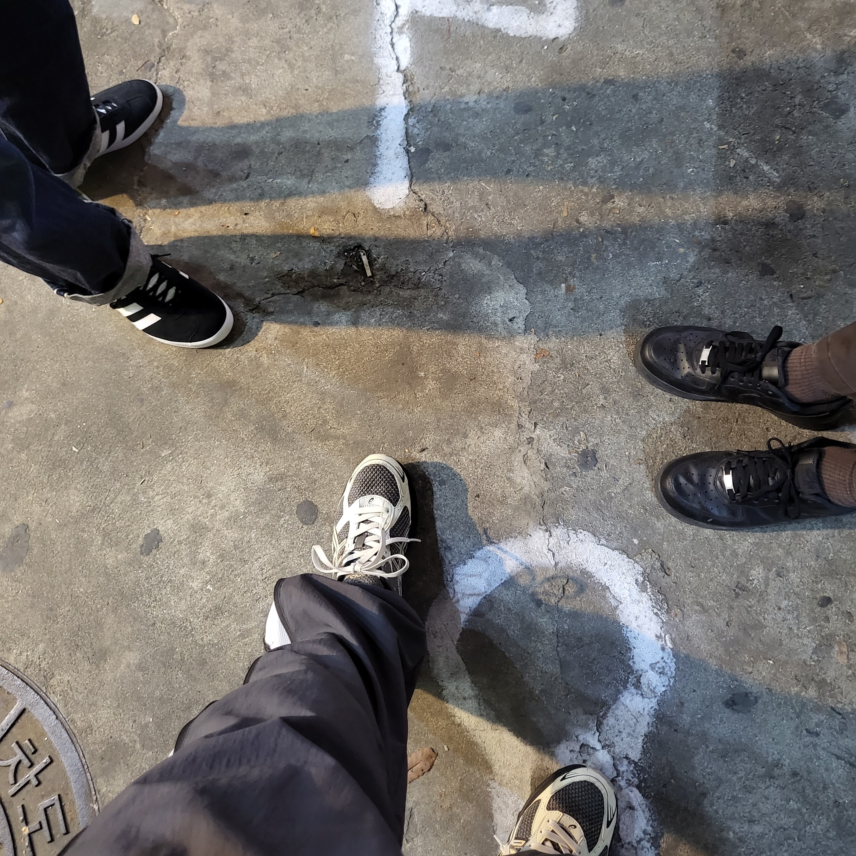 Adidas Gazelle Core Black White, Nike x Supreme Air Force 1 Low Black 착용 스타일