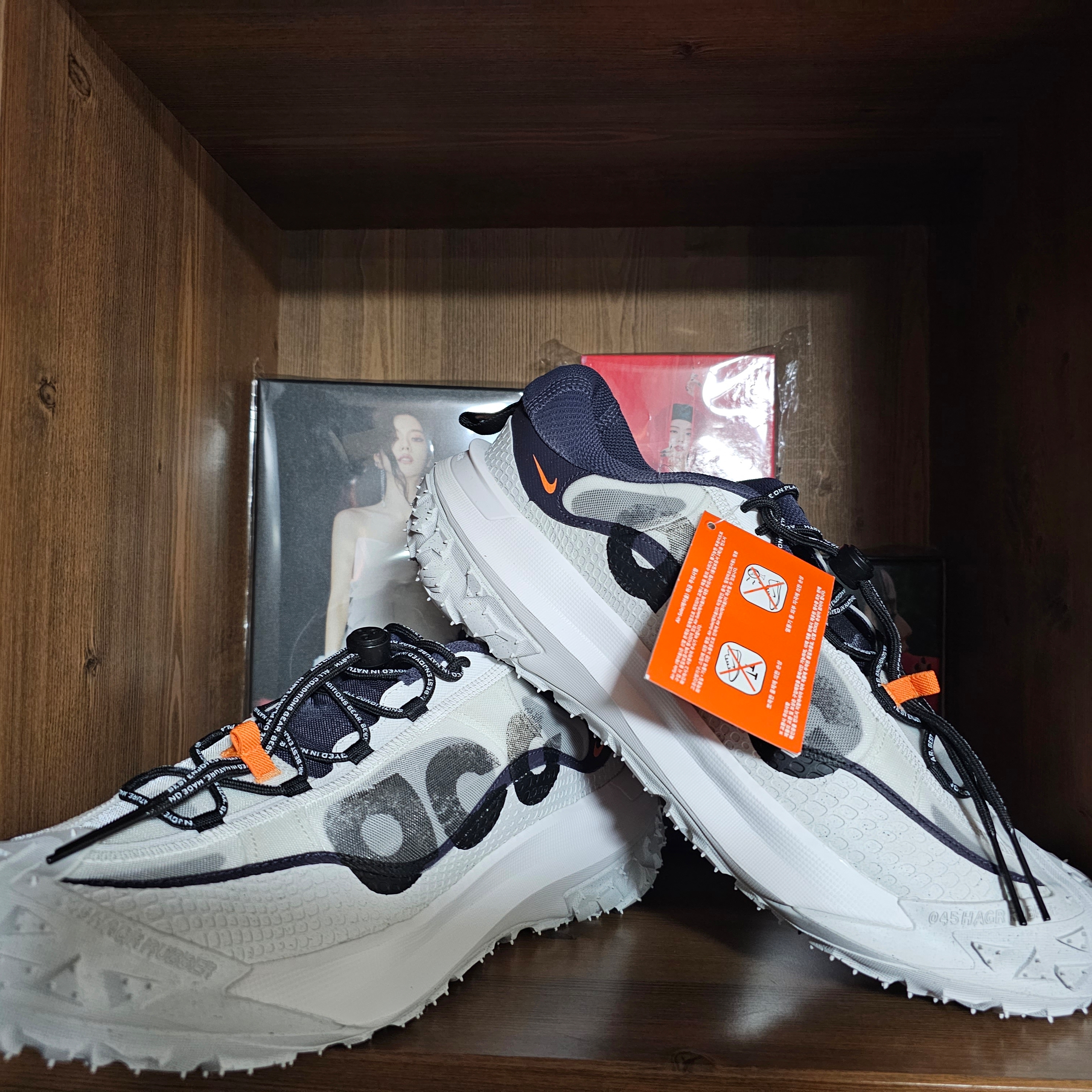 Nike ACG Mountain Fly 2 Low Summit White and Bright Mandarin 착용 스타일 - 3