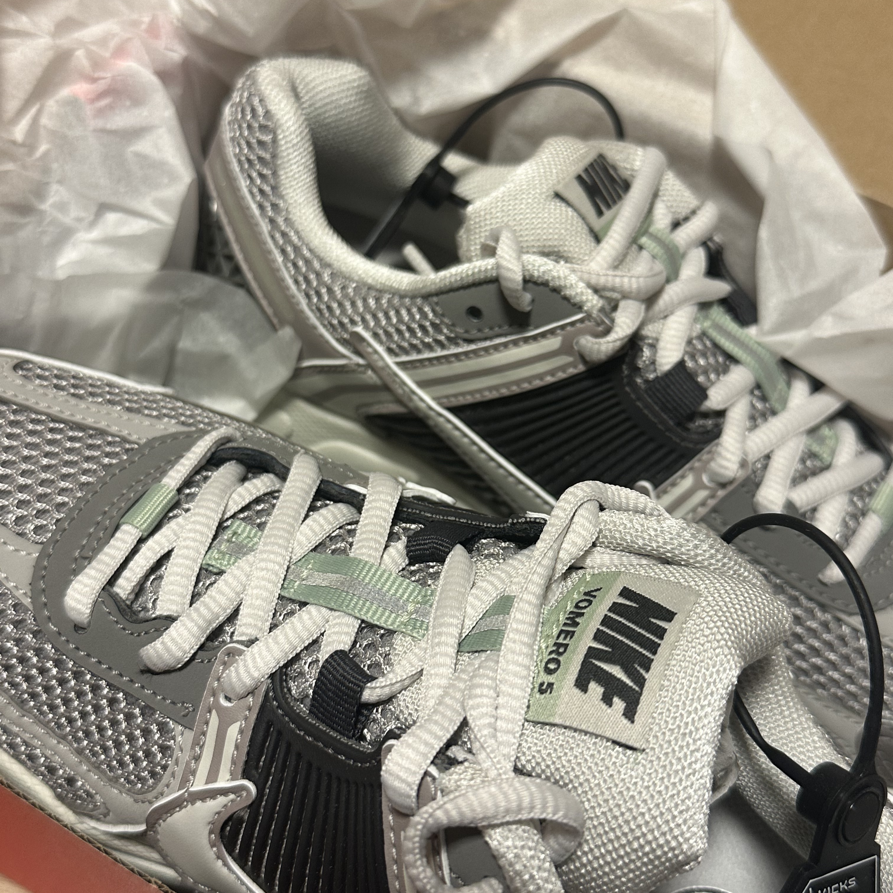 (W) Nike Zoom Vomero 5 Cobblestone and Flat Pewter 착용 스타일 - 2