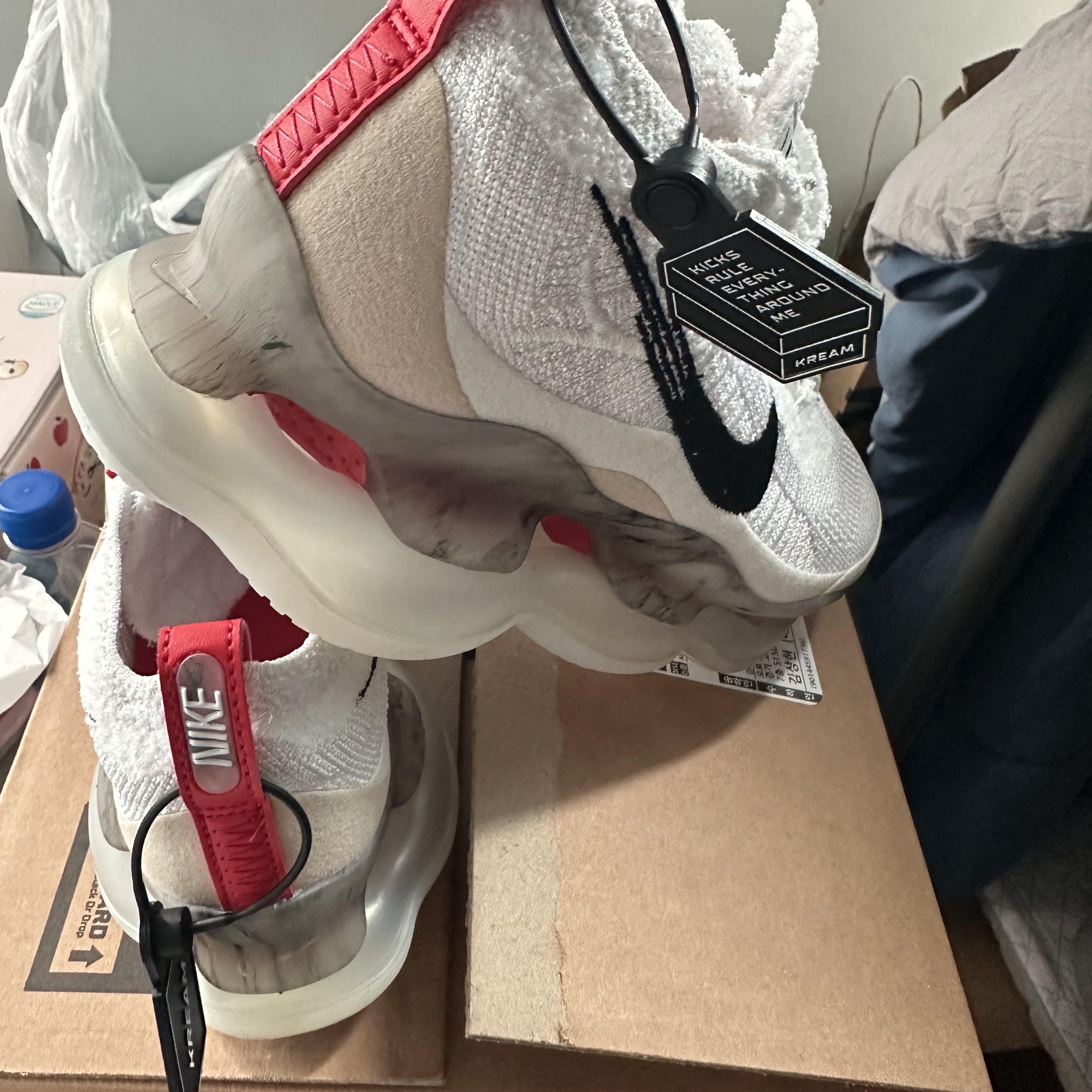 Nike Air Max Scorpion Flyknit Summit White 착용 스타일 - 2