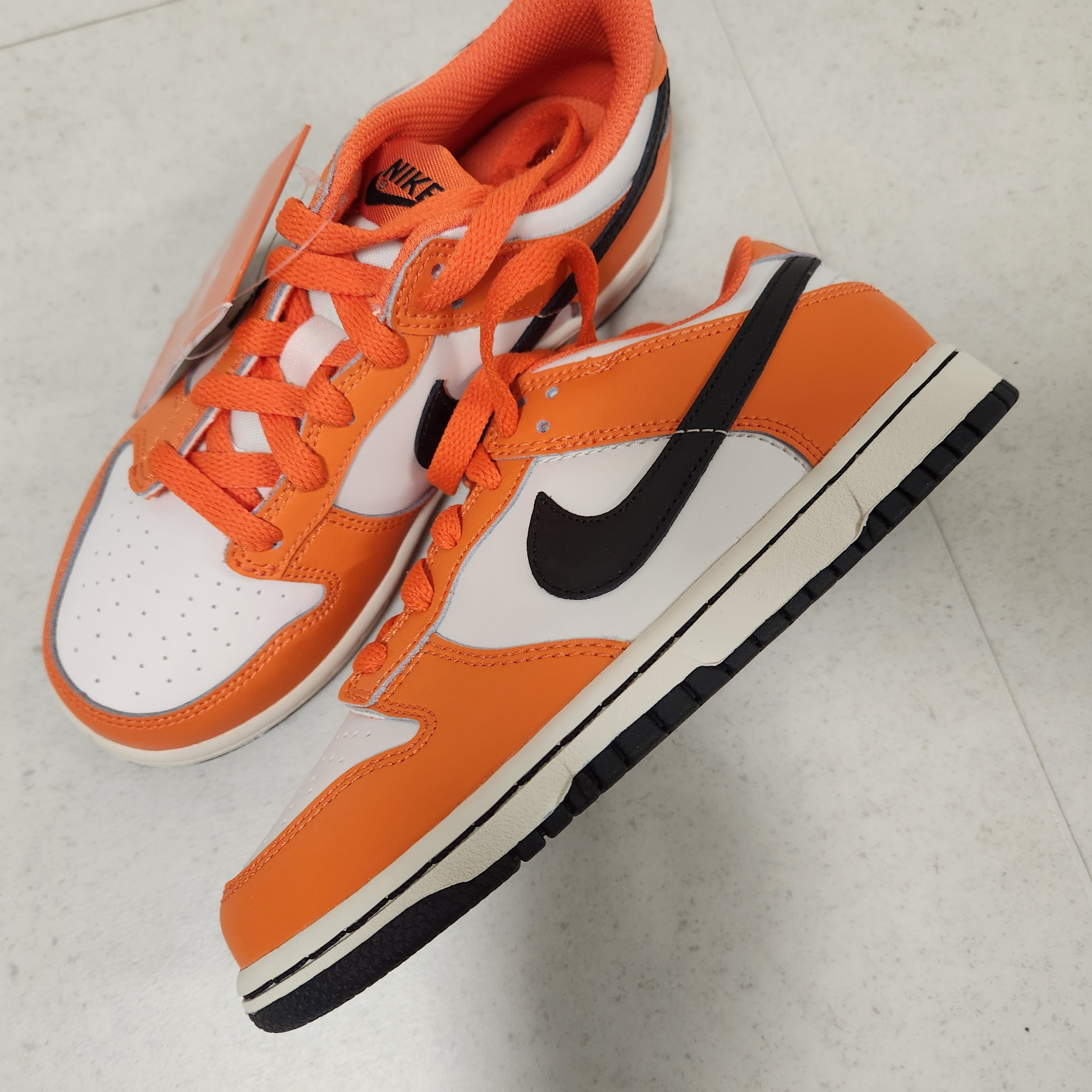 (GS) Nike Dunk Low Safety Orange 착용 스타일 - 3