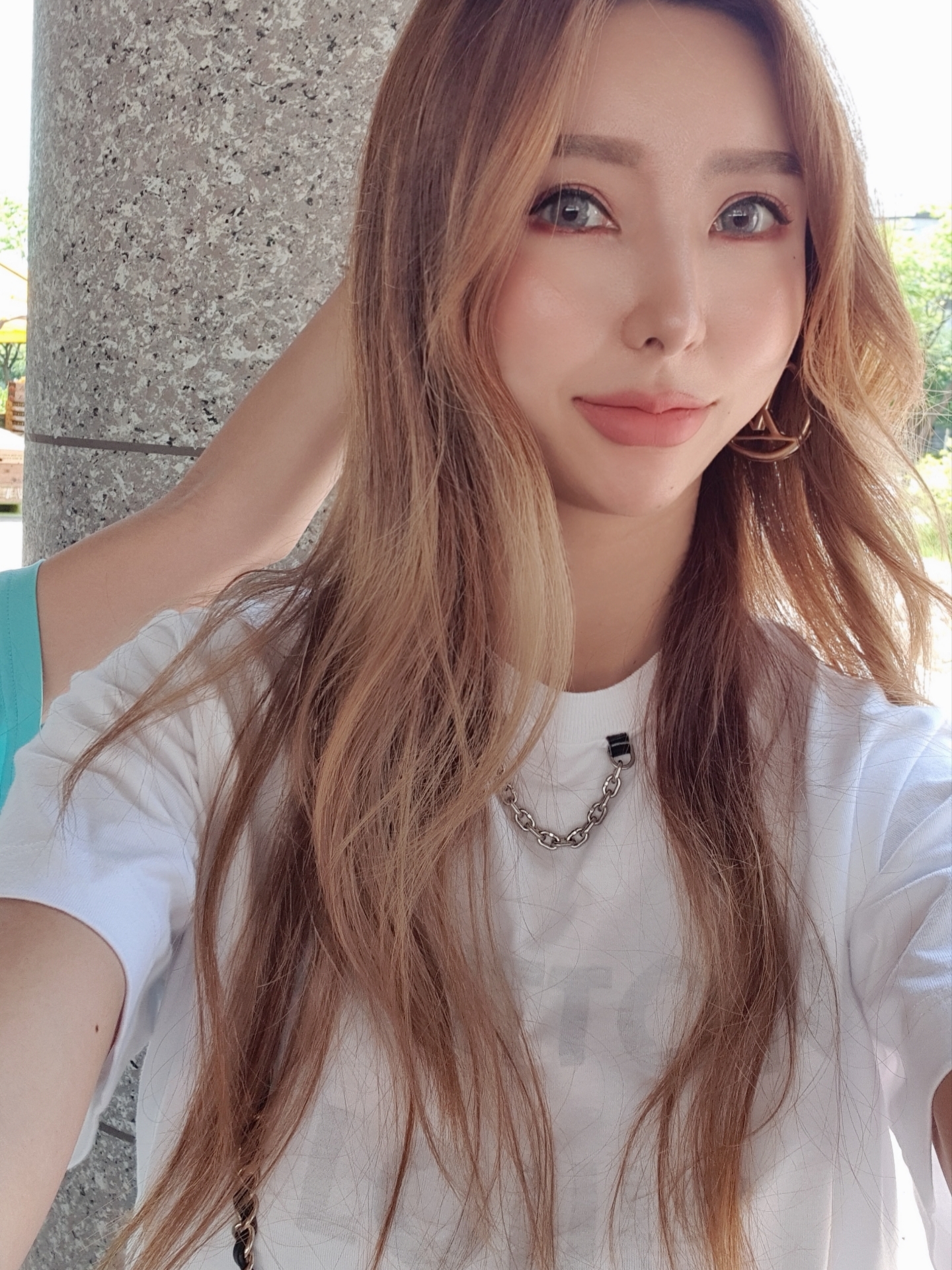 (W) Louis Vuitton Print T-Shirt White 착용 스타일 - 2