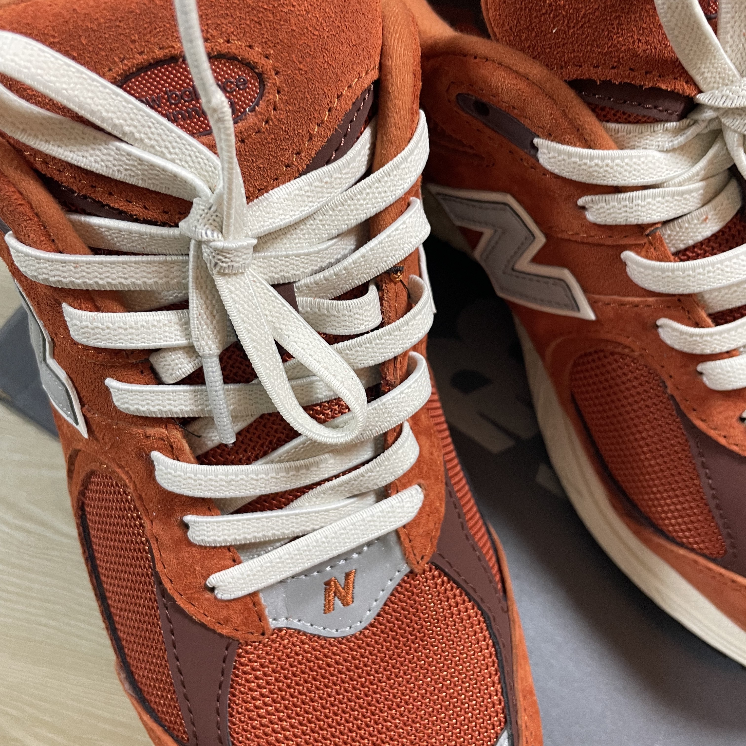 New Balance 2002R Rust Oxide, New Balance 327 Vintage Luxe Blue 착용 스타일 - 1