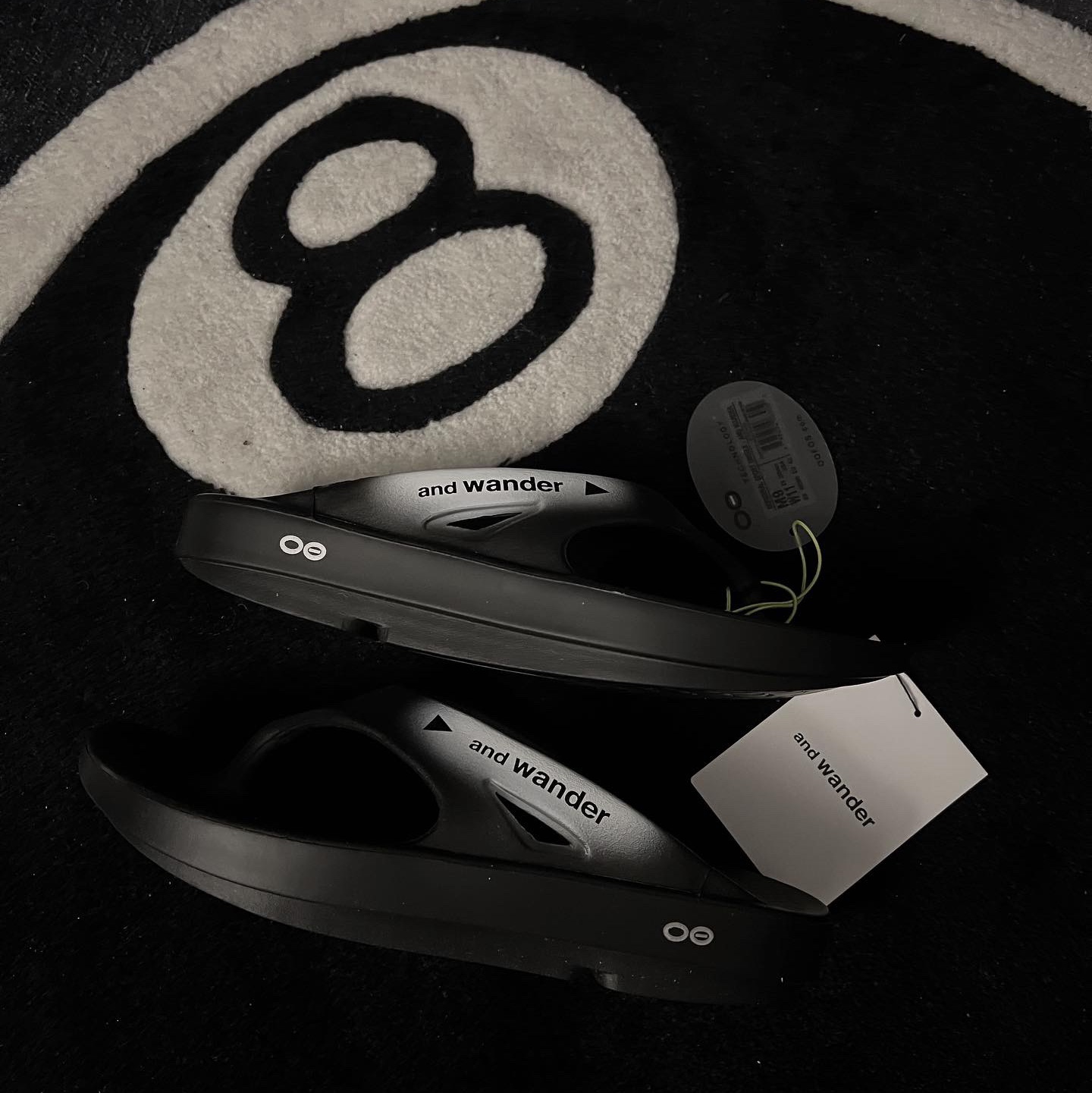 Oofos x And Wander OOriginal Recovery Black White 착용 스타일 - 3