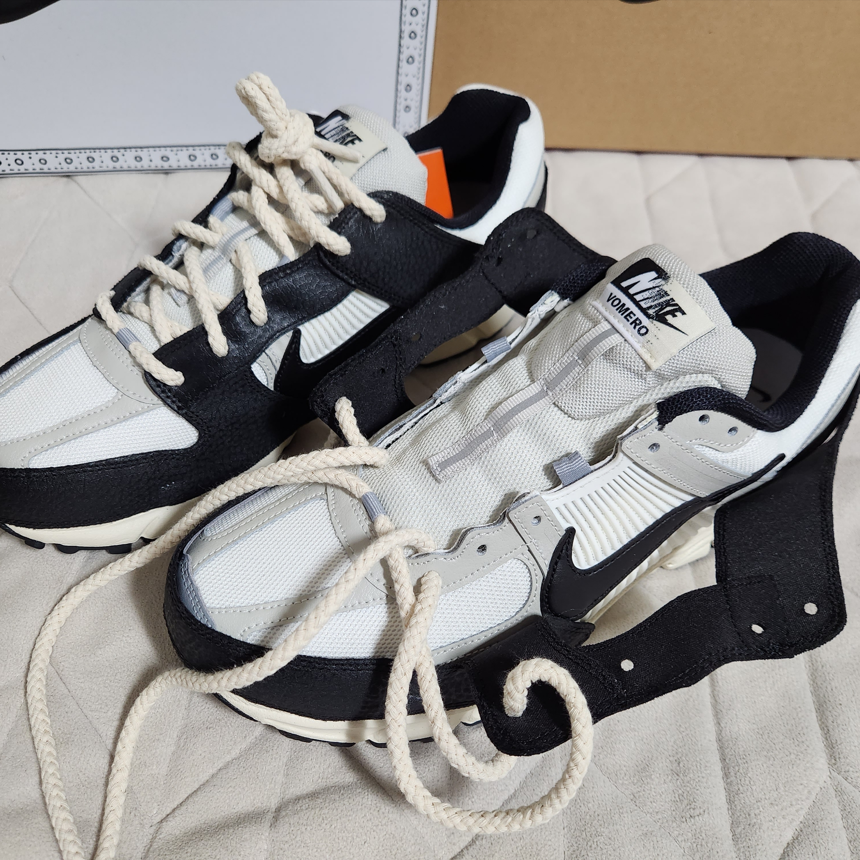 (W) Nike Zoom Vomero 5 Wolf Grey and Black 착용 스타일 - 5
