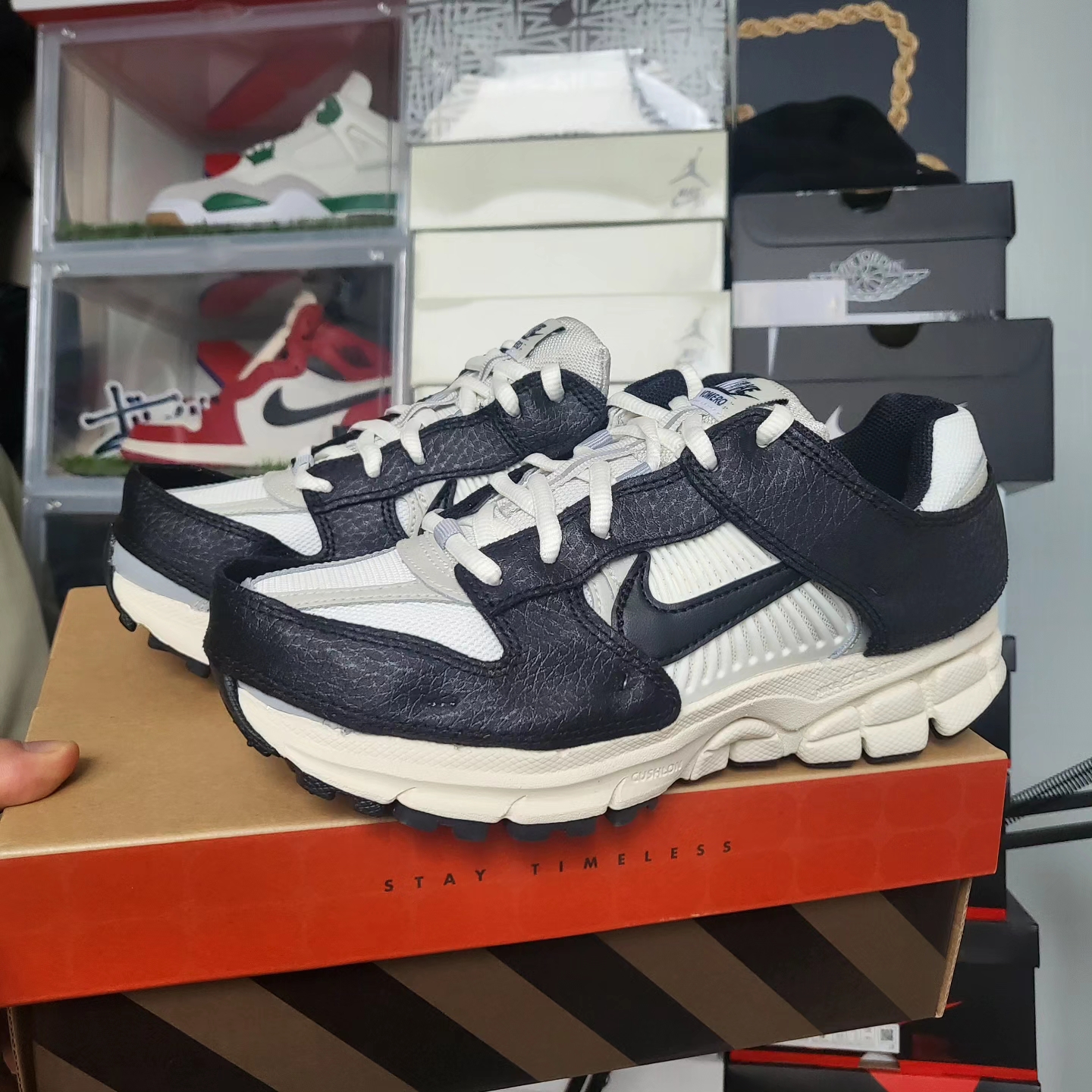 (W) Nike Zoom Vomero 5 Wolf Grey and Black 착용 스타일 - 1