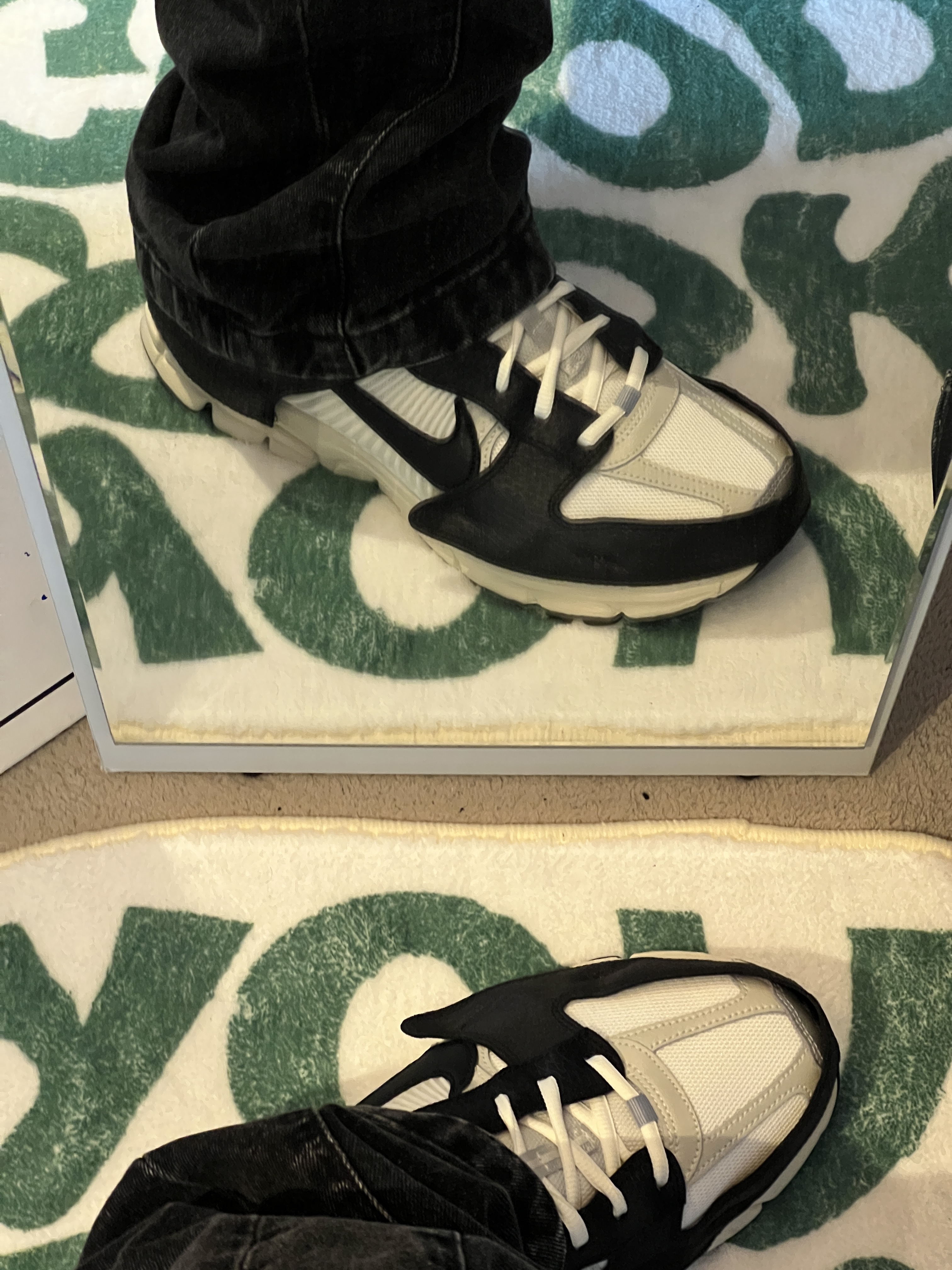 (W) Nike Zoom Vomero 5 Wolf Grey and Black 착용 스타일