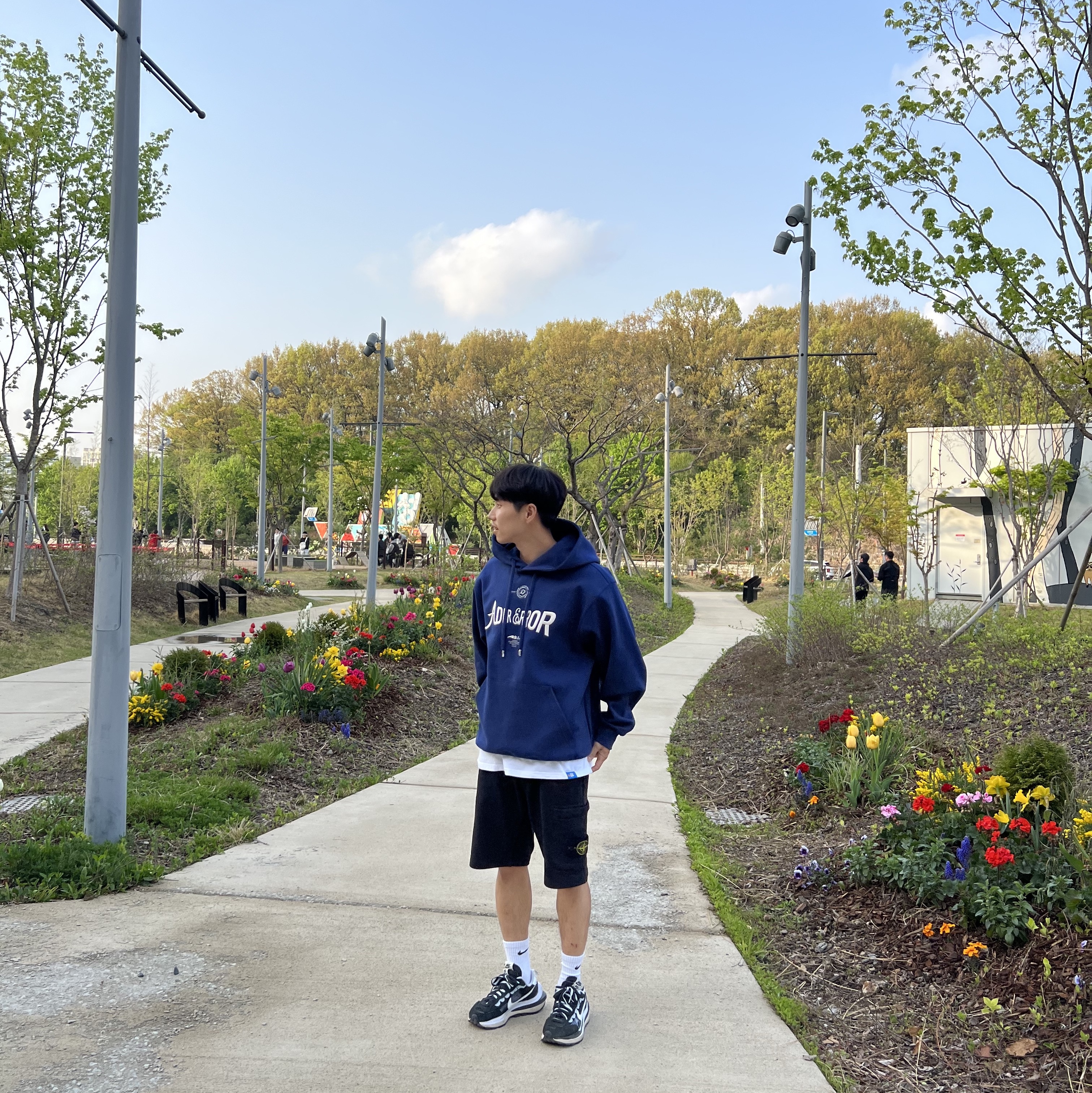 Nike x Sacai VaporWaffle Black White, Ader Error Verif Logo Hoodie Navy 착용 스타일 - 1