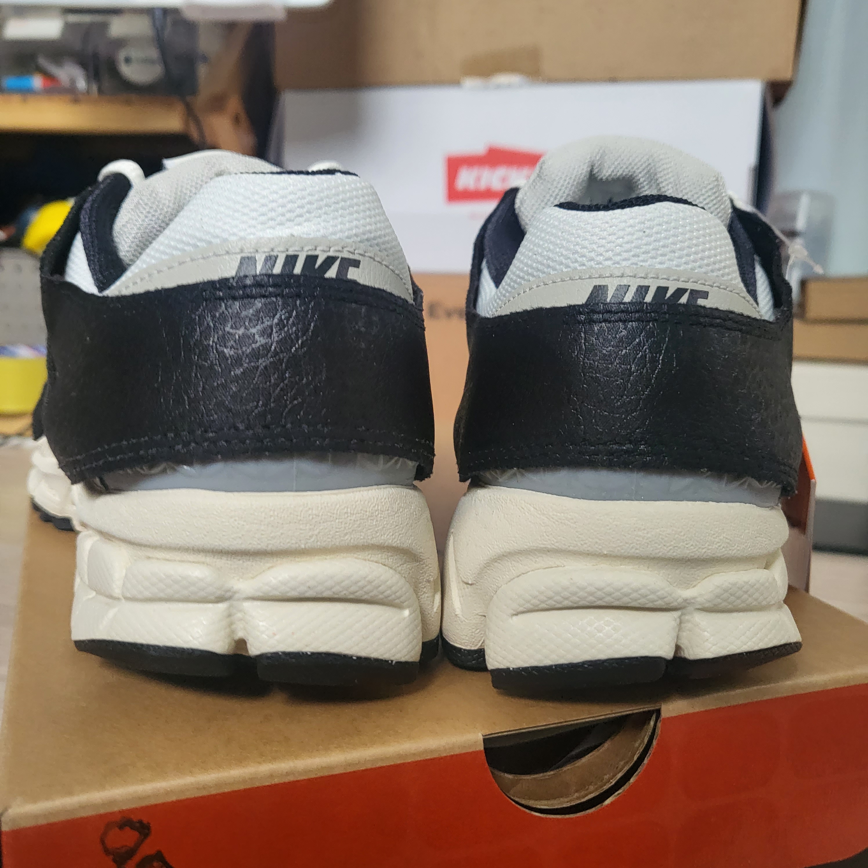 (W) Nike Zoom Vomero 5 Wolf Grey and Black 착용 스타일 - 3