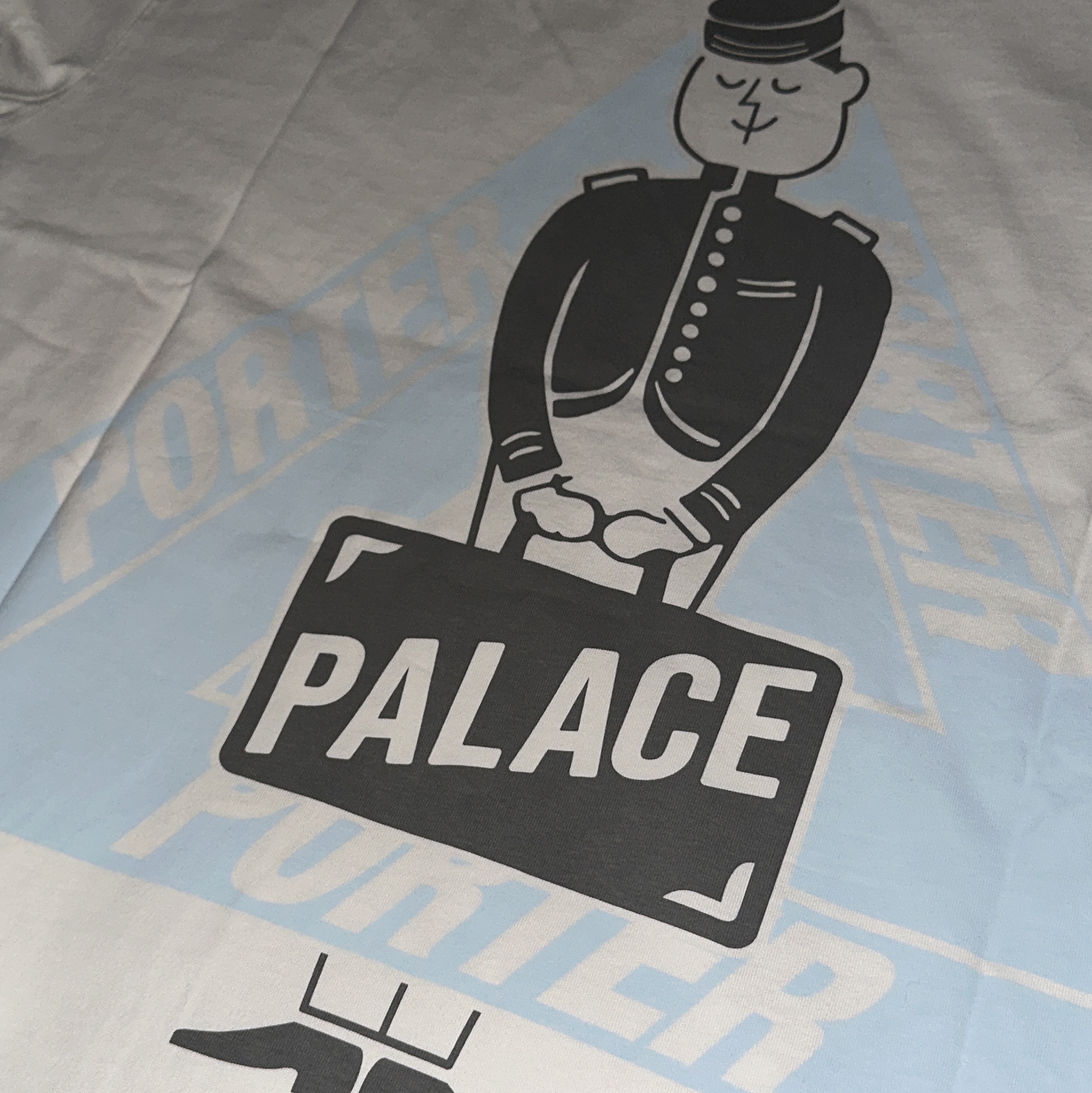 Palace x Porter Tri-Ferg Bell Boy T-Shirt White 착용 스타일 - 1