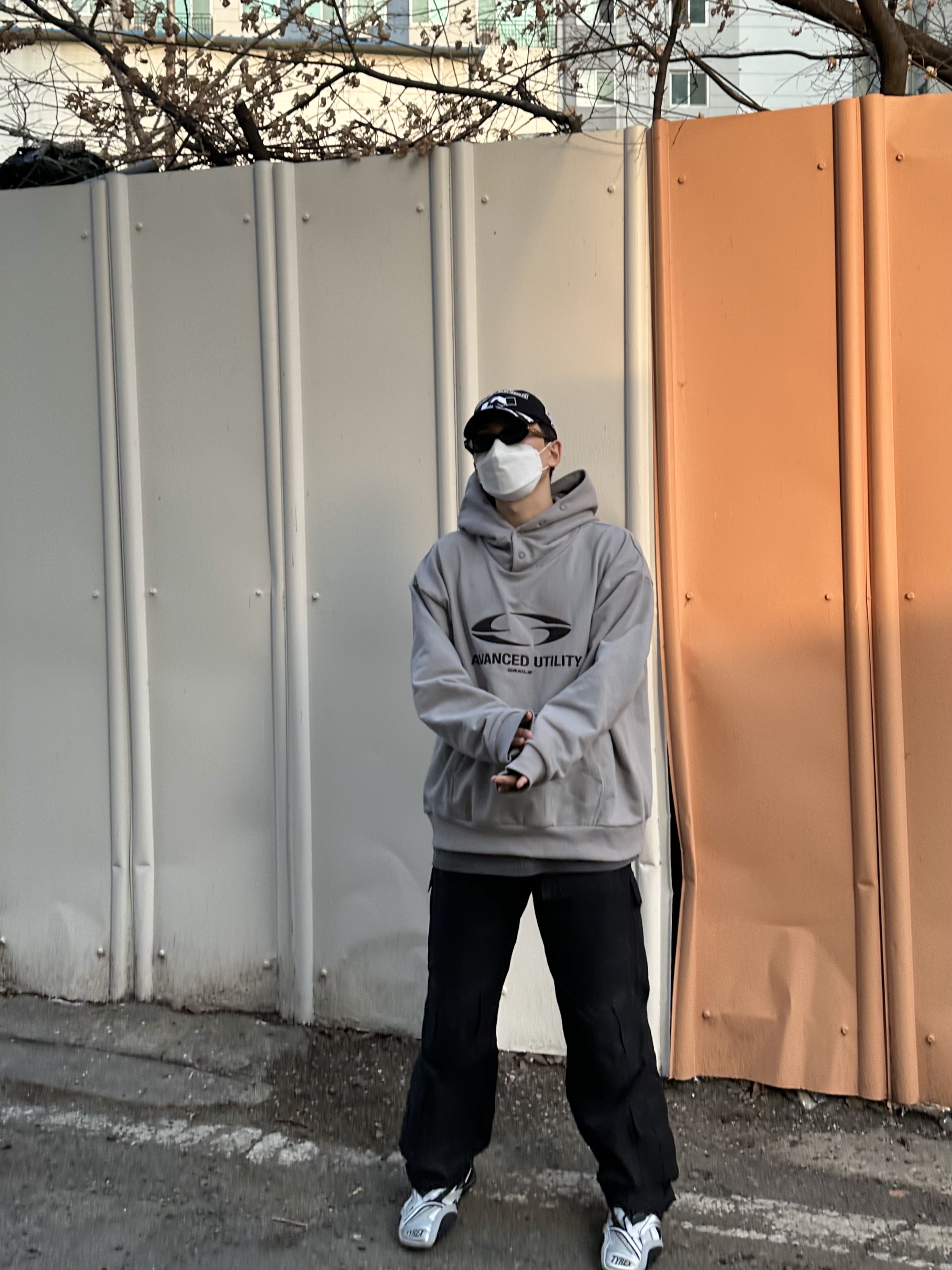 Balenciaga Tyrex Sneakers Black Grey 착용 스타일 - 3